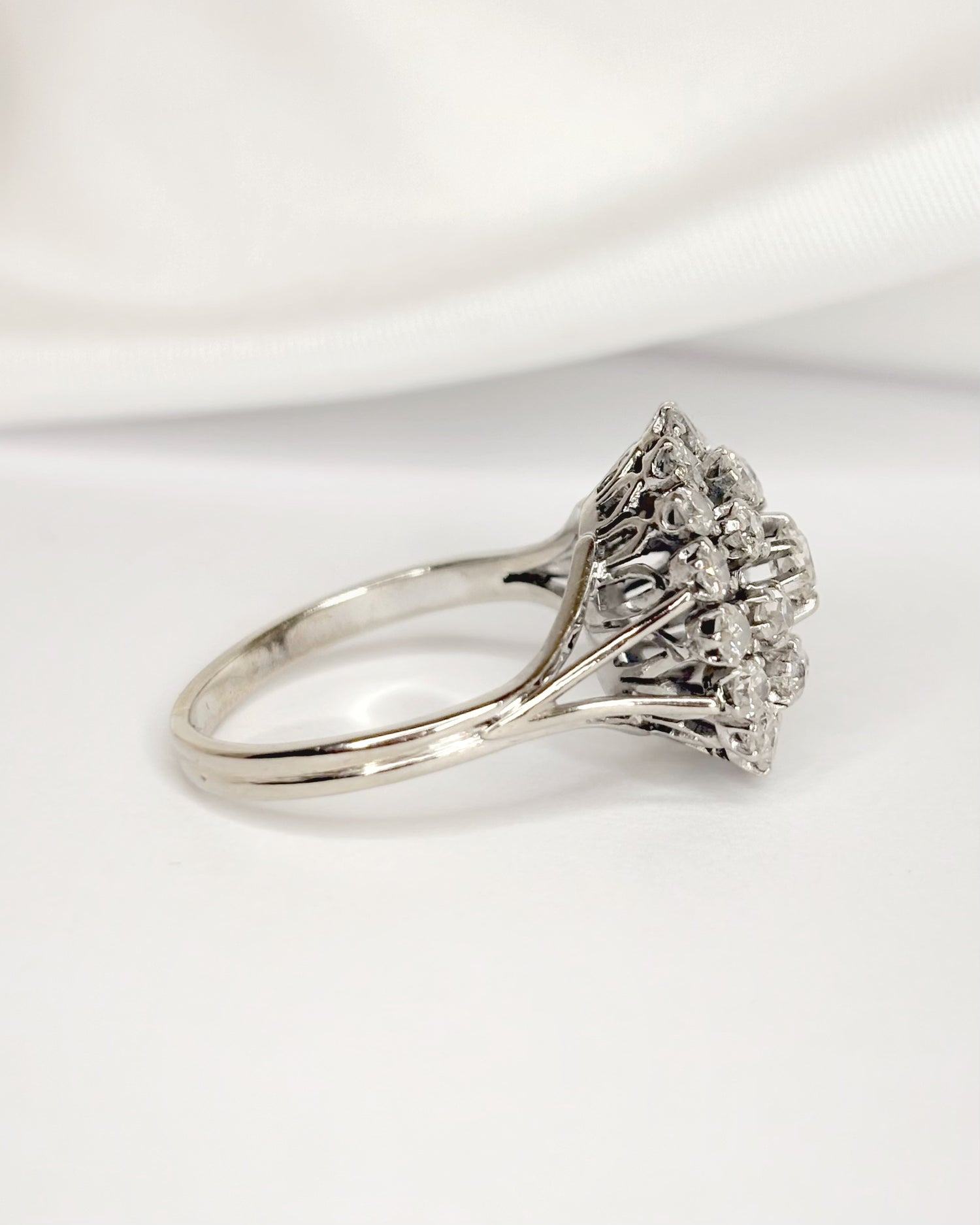 Bague Marguerite Diamants 1.56 carat, Or gris &amp; Platine 6g "Vera"