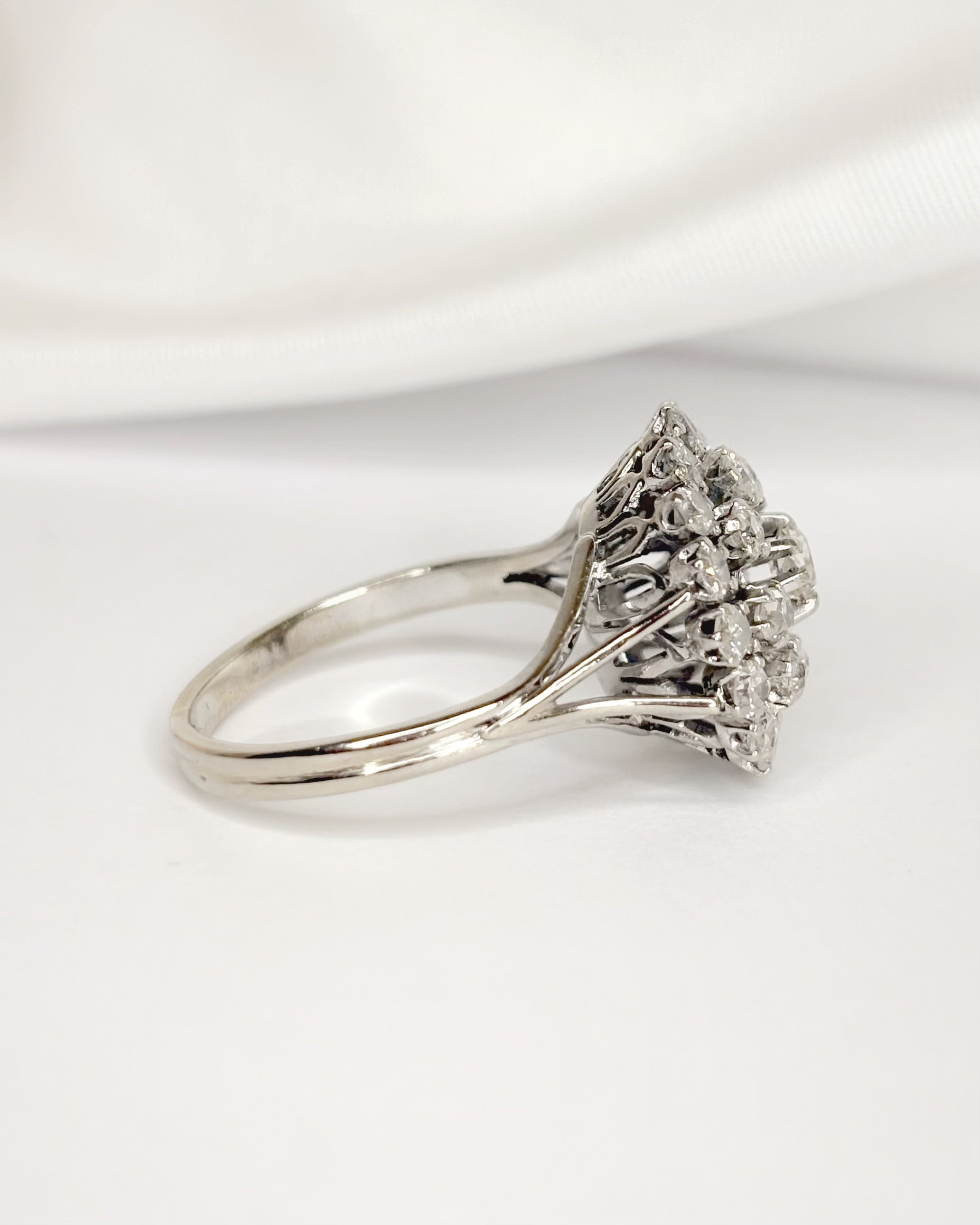Bague Marguerite Diamants 1.56 carat, Or gris &amp; Platine 6g "Vera"