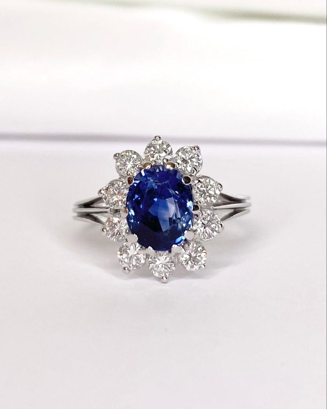 Bague Marguerite Saphir 2.70 carats &amp; Diamants "Denisa" - Lyon - Elliade Paris