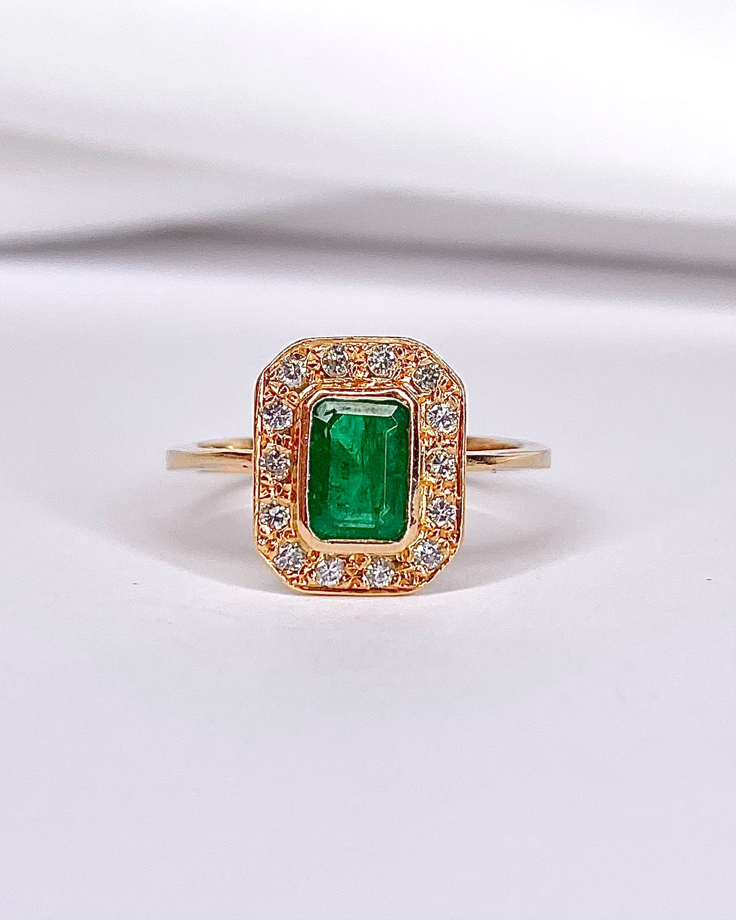 Bague Style Art Déco Émeraude 0.75 carat &amp; Diamants "Clémence" - Elliade Paris