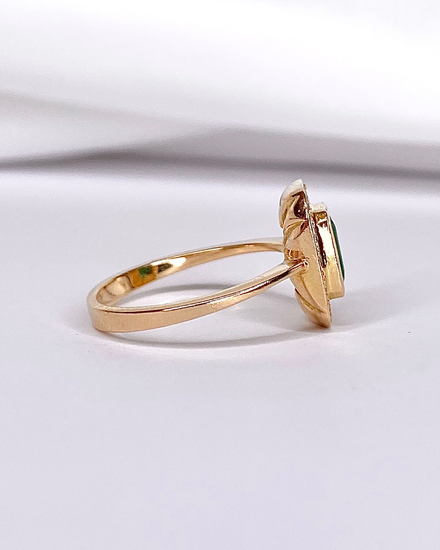 Bague Style Art Déco Émeraude 0.75 carat &amp; Diamants "Clémence" - Elliade Paris