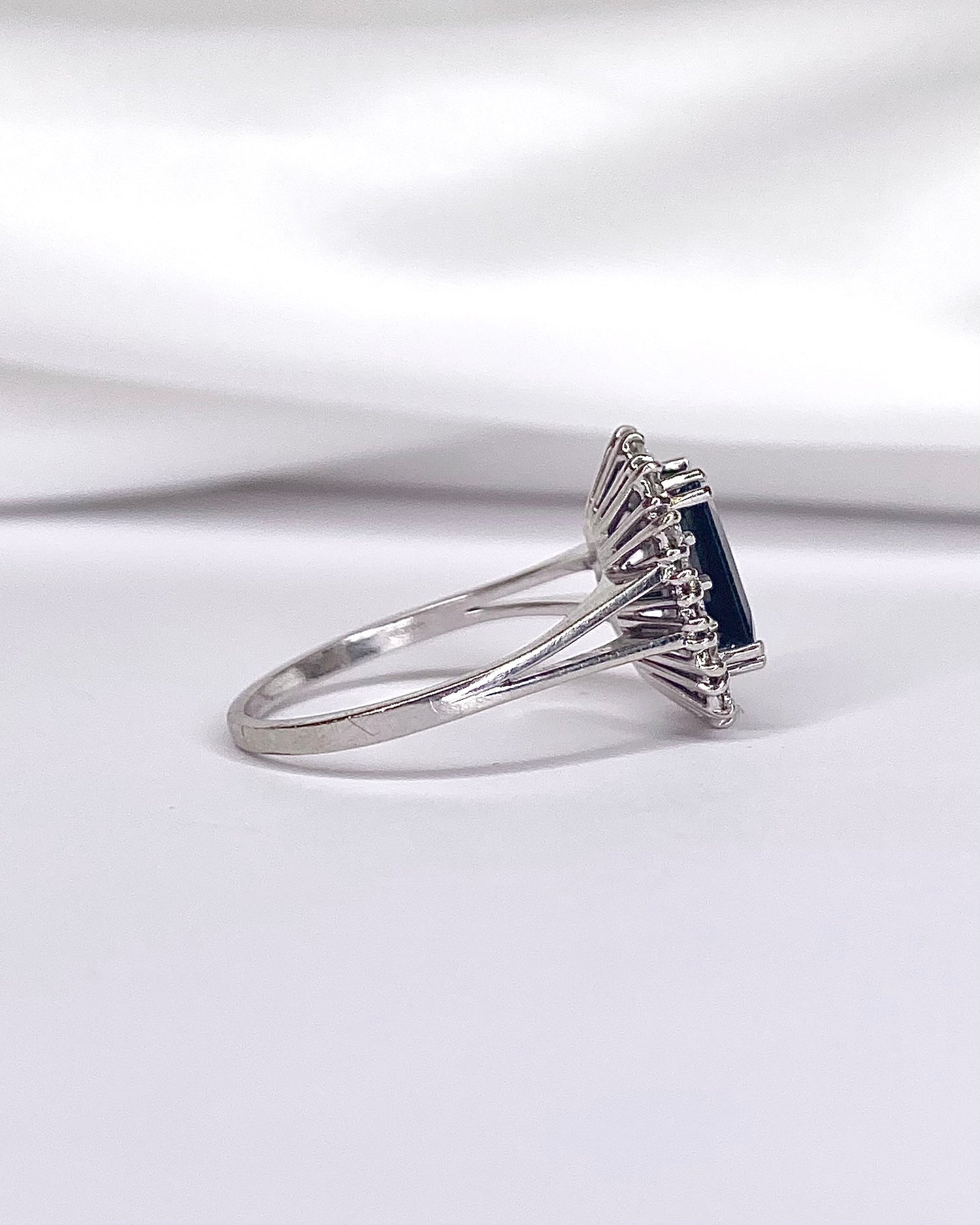 Bague Marguerite Saphir 2.80 carats &amp; Diamants "Laurie"