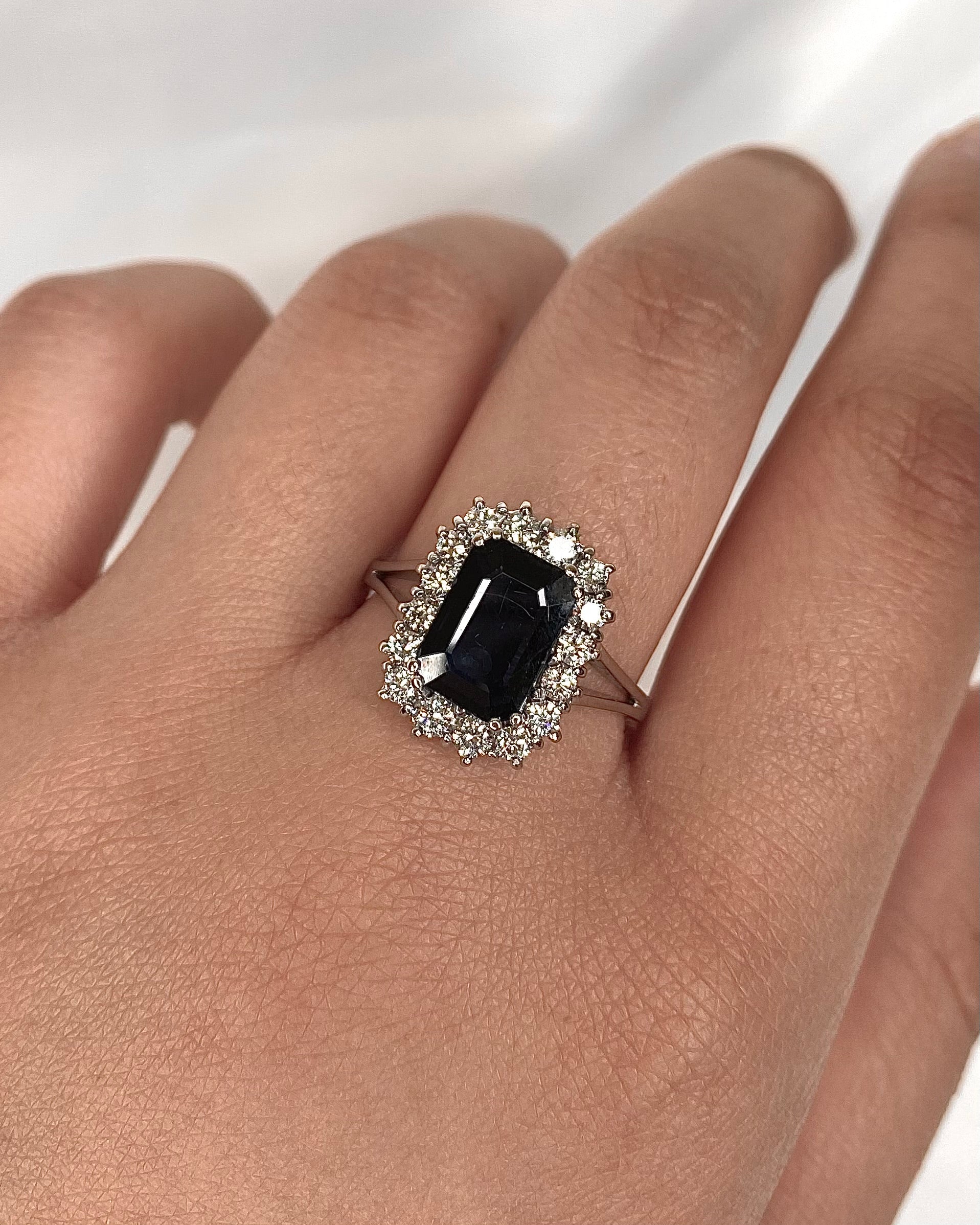 Bague Marguerite Saphir 2.80 carats &amp; Diamants "Laurie" - Elliade Paris