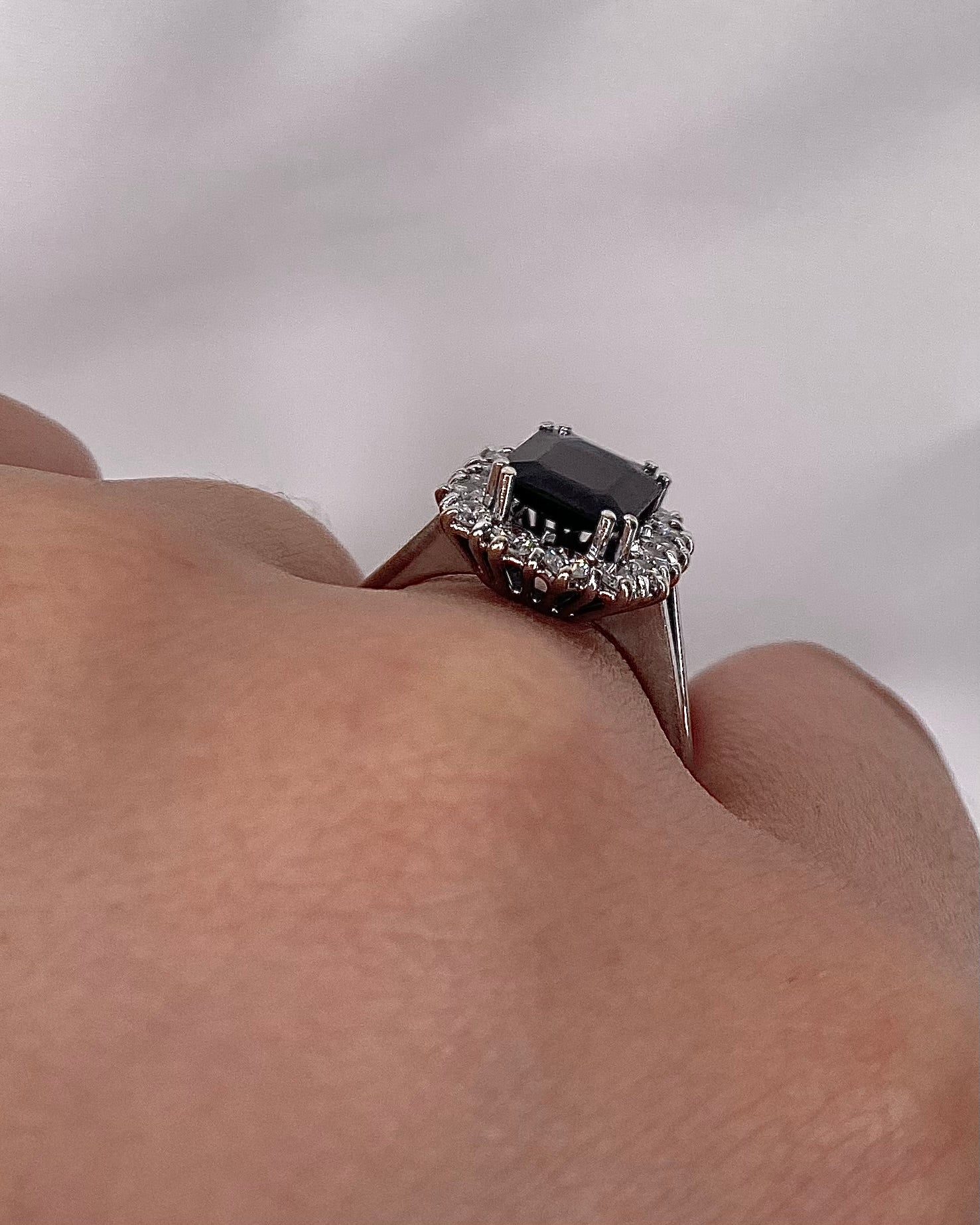 Bague Marguerite Saphir 2.80 carats &amp; Diamants "Laurie" - Elliade Paris