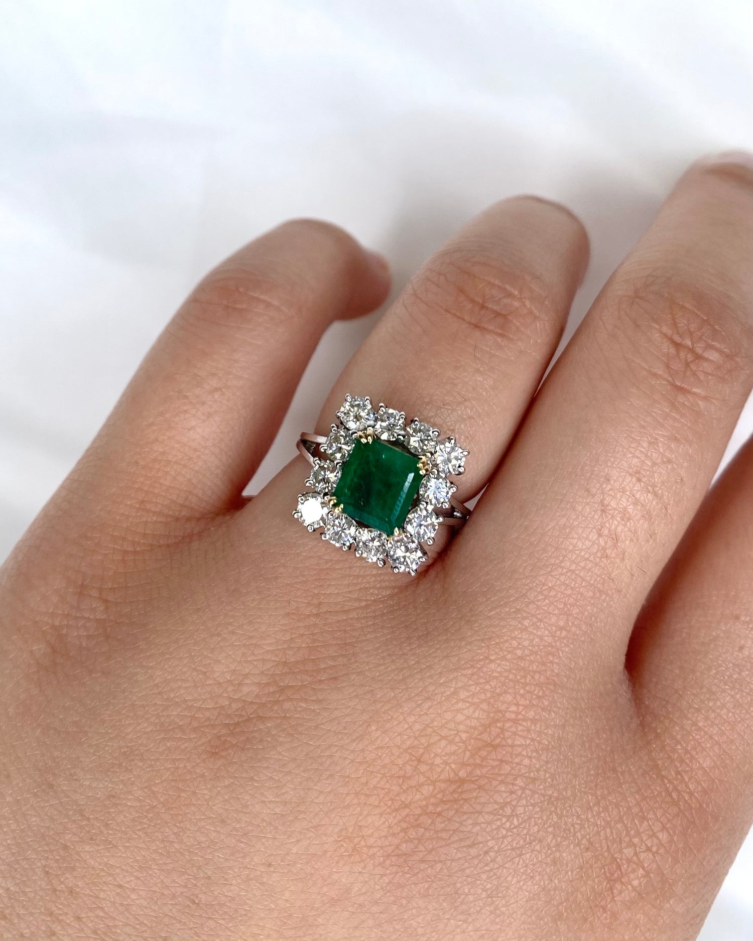 Emerald Daisy Ring 1.35 carat, Diamonds 1.20 carat &amp; Gold 5.01g "Capucine"
