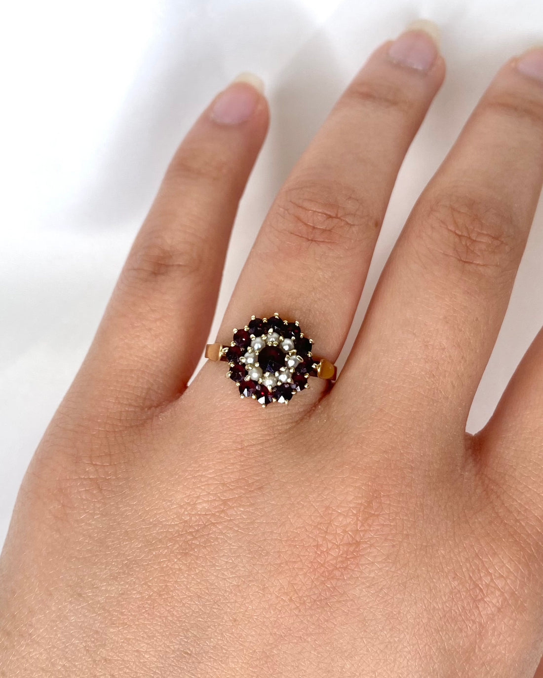 Bague Marguerite Grenats 0.86 carat &amp; Perles "Salomé"
