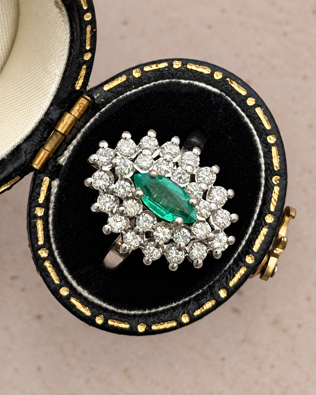 Anillo Marguerite Esmeralda 0,35 quilates y Diamantes 0,72 quilates "Laurie"