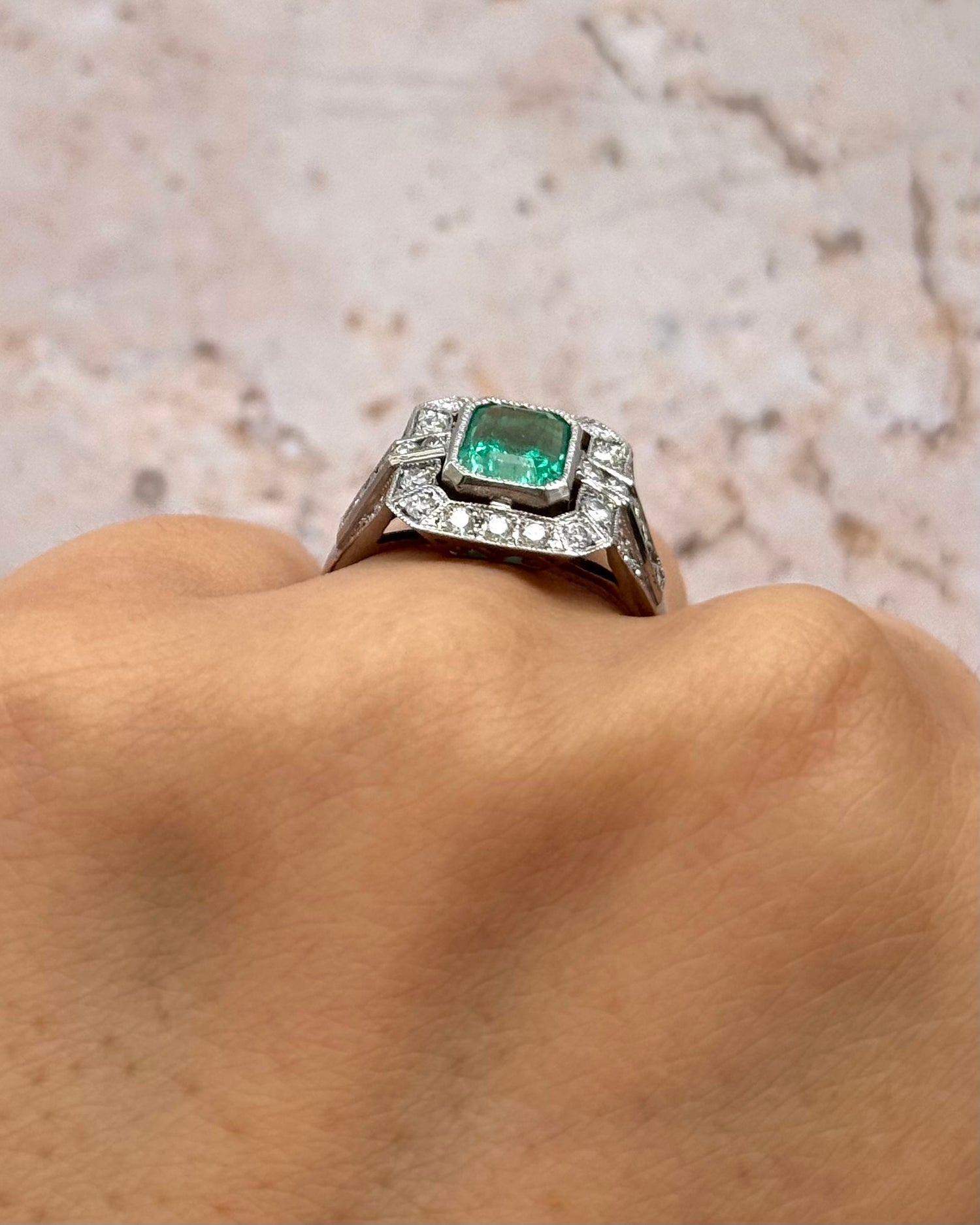 Bague Style Art-Déco Émeraude 1.40 carat &amp; Diamants 0.56 carat "Chloé"