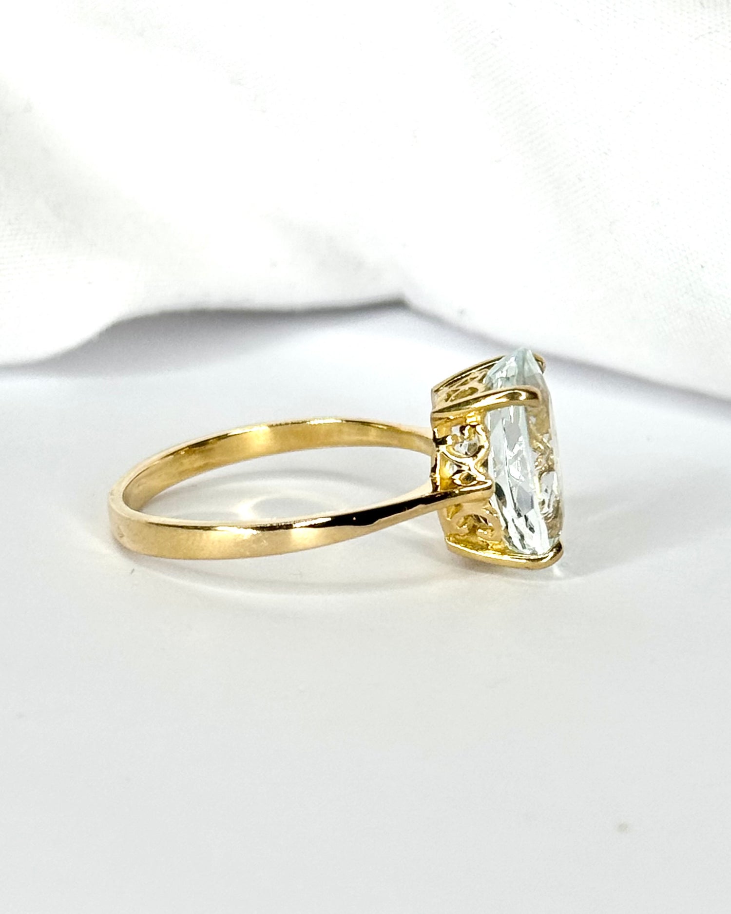 Anillo de cóctel con aguamarina de 4.70 quilates "Chrystel"