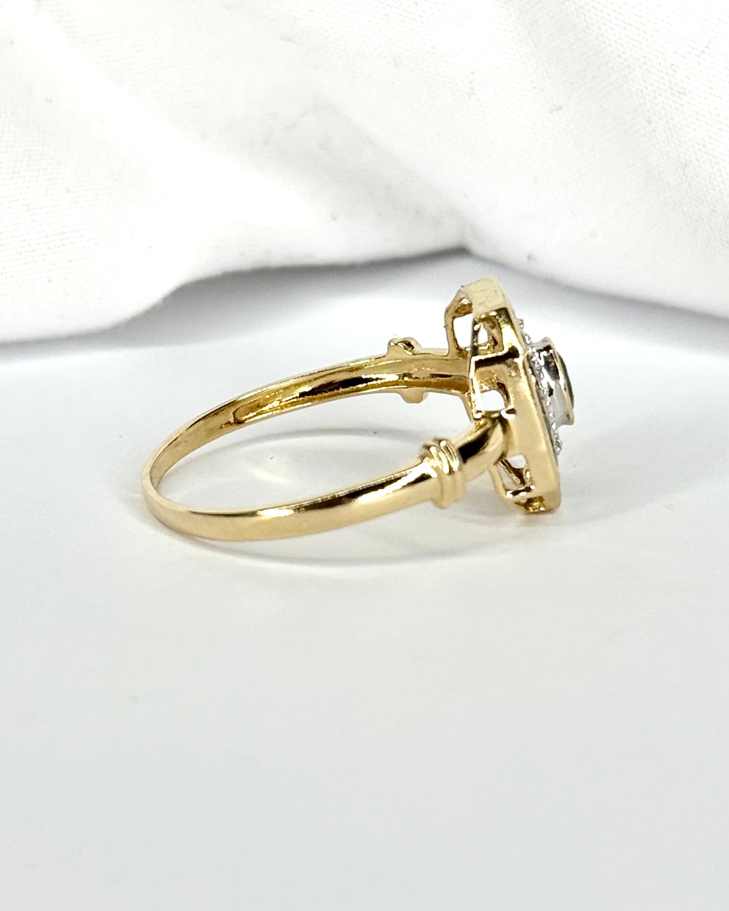 Anillo estilo Art Déco con zafiros de 0,56 quilates y diamantes "Doris"