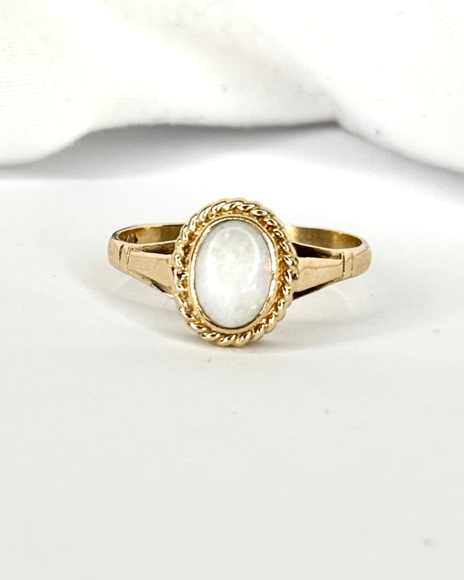 Anillo solitario de ópalo 0,50 quilates "Aurélia"