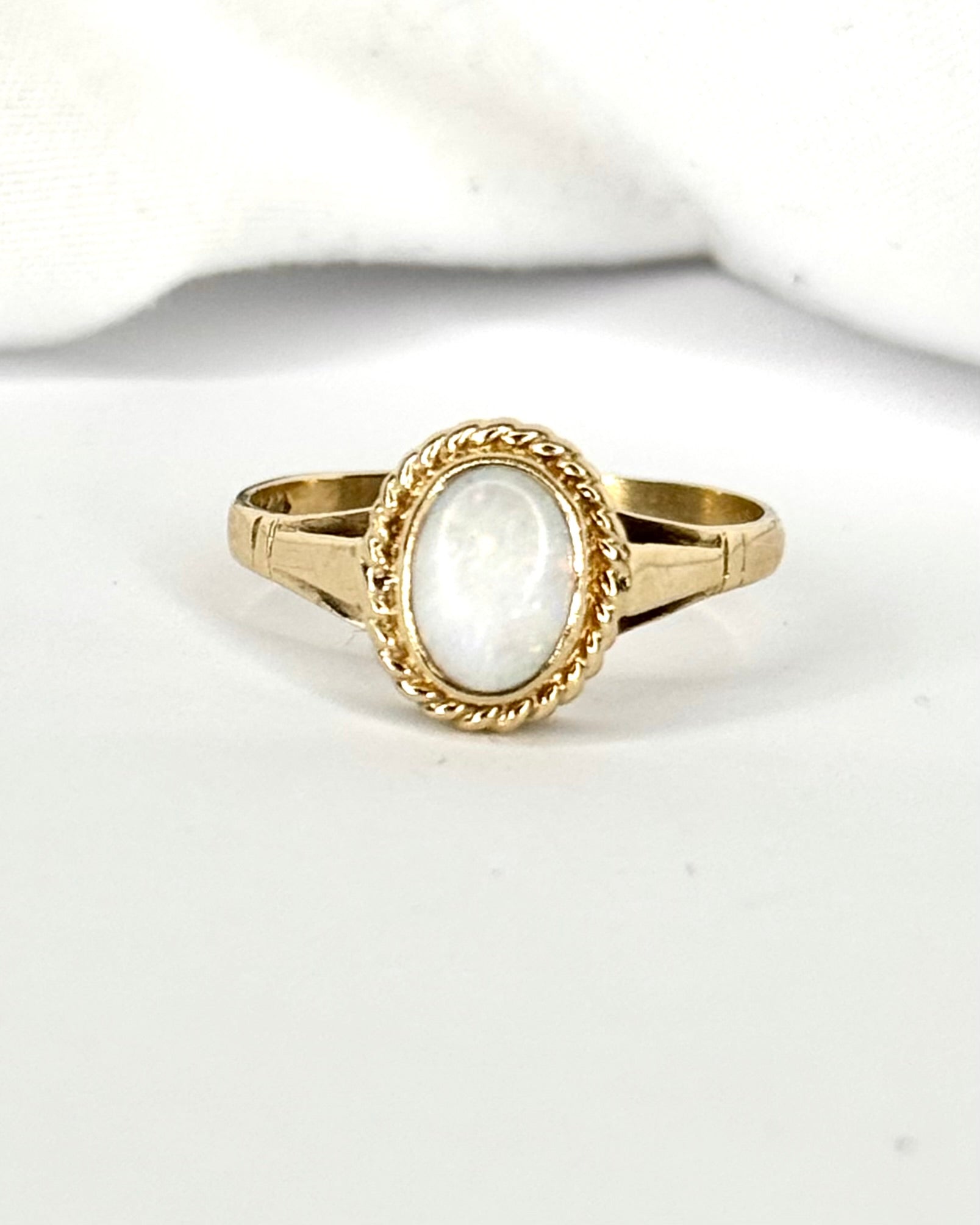 Anillo solitario de ópalo 0,50 quilates "Aurélia"