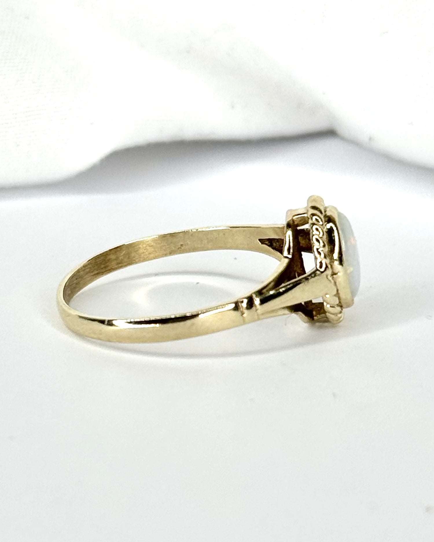 Anillo solitario de ópalo 0,50 quilates "Aurélia"