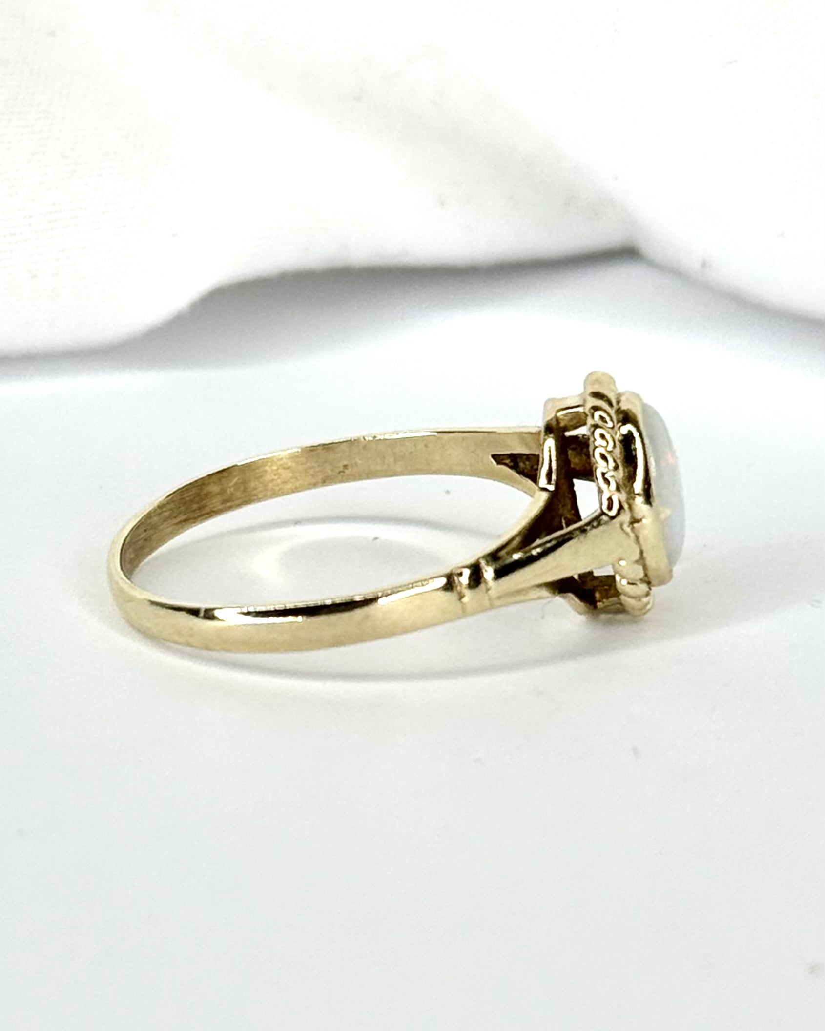 Anillo solitario de ópalo 0,50 quilates "Aurélia"