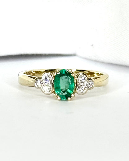 Anillo Trilogía Esmeralda y Diamantes "Germaine"