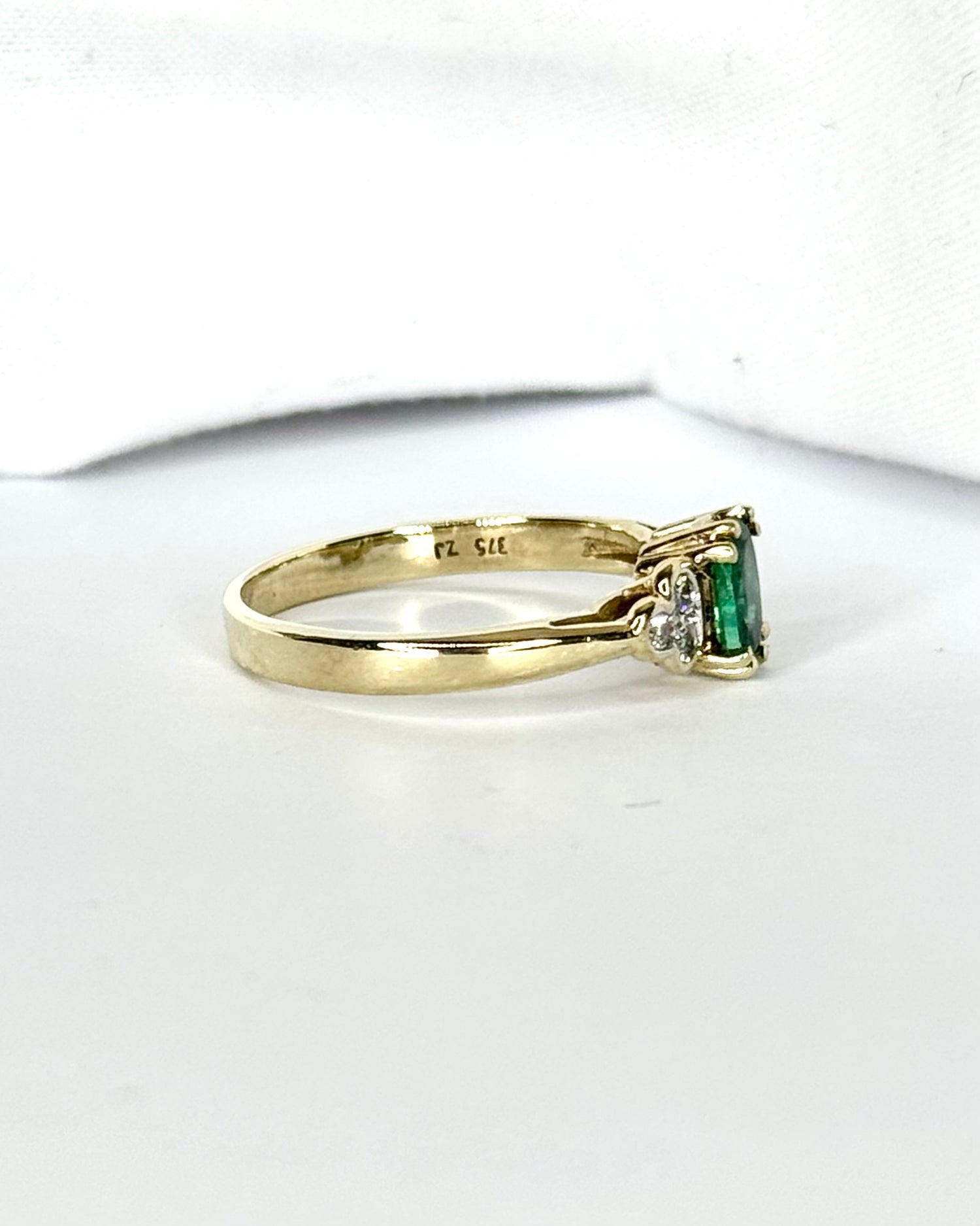 Anillo Trilogía Esmeralda y Diamantes "Germaine"