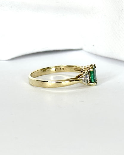 Anillo Trilogía Esmeralda y Diamantes "Germaine"