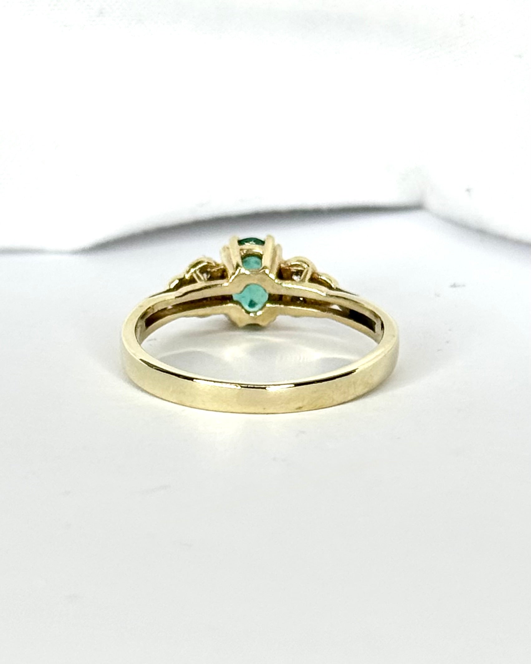 Anillo Trilogía Esmeralda y Diamantes "Germaine"