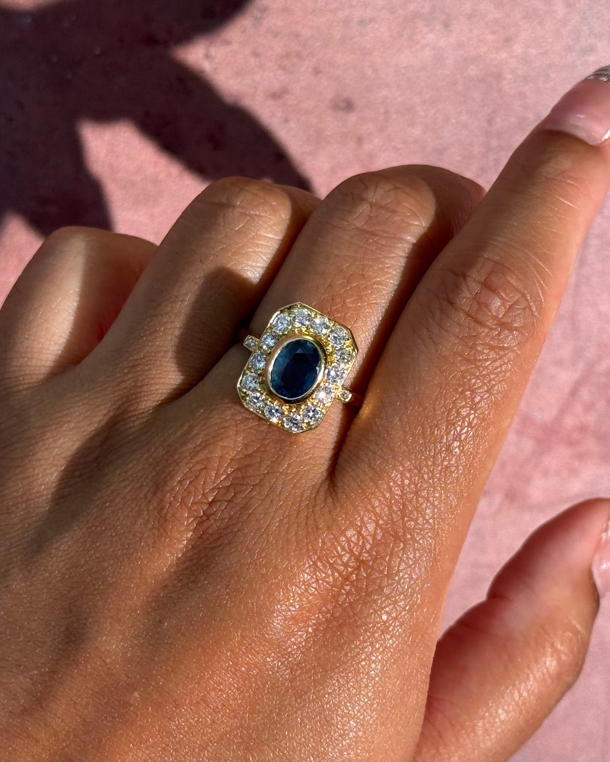 Anillo estilo art déco con zafiro de 1.50 quilates y diamantes de 1.15 quilates, 5.68 g «Serafine»
