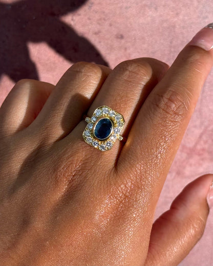 Anillo estilo art déco con zafiro de 1.50 quilates y diamantes de 1.15 quilates, 5.68 g «Serafine»