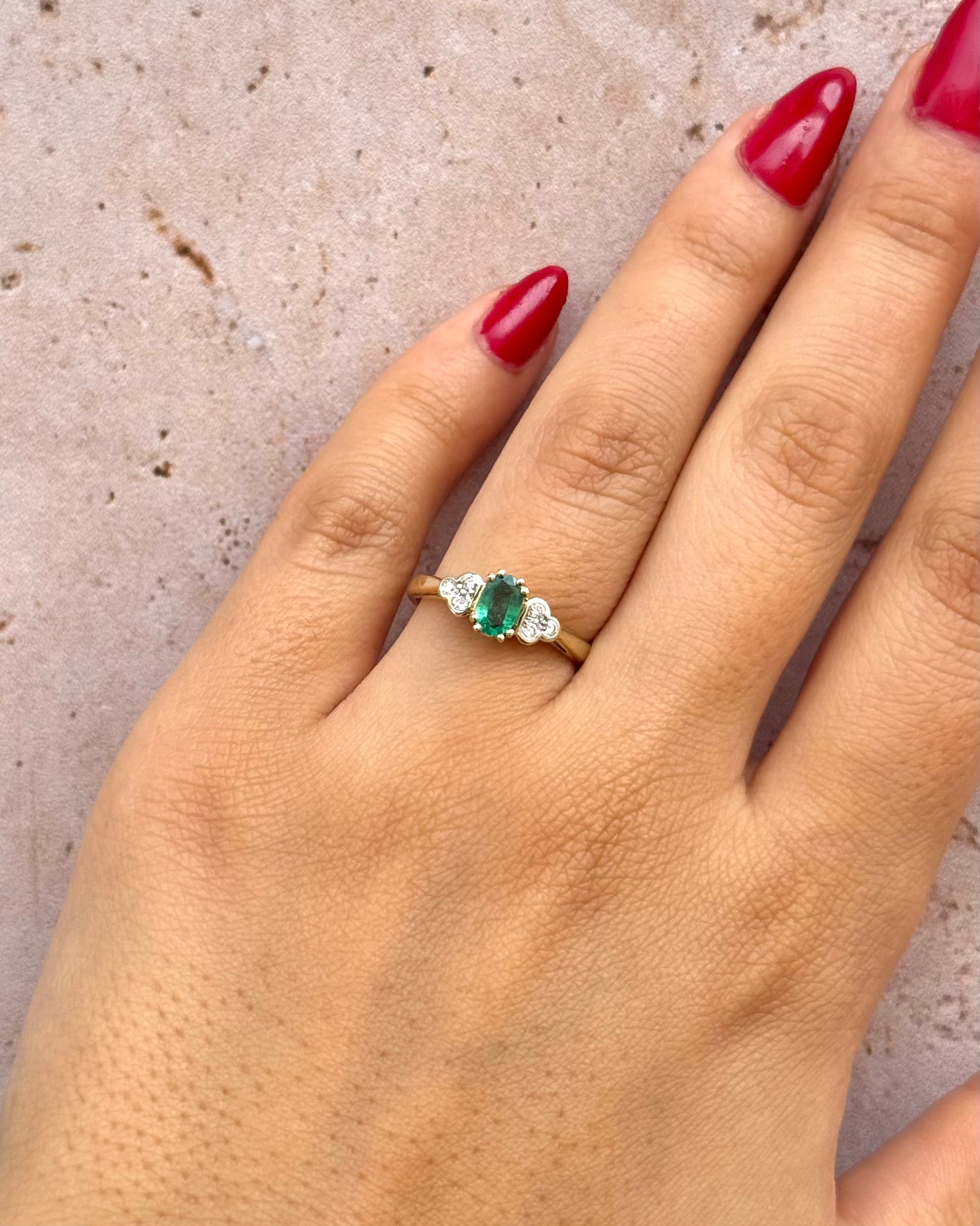 Anillo Trilogía Esmeralda y Diamantes "Germaine"