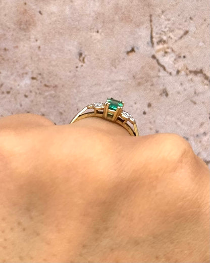Anillo Trilogía Esmeralda y Diamantes "Germaine"