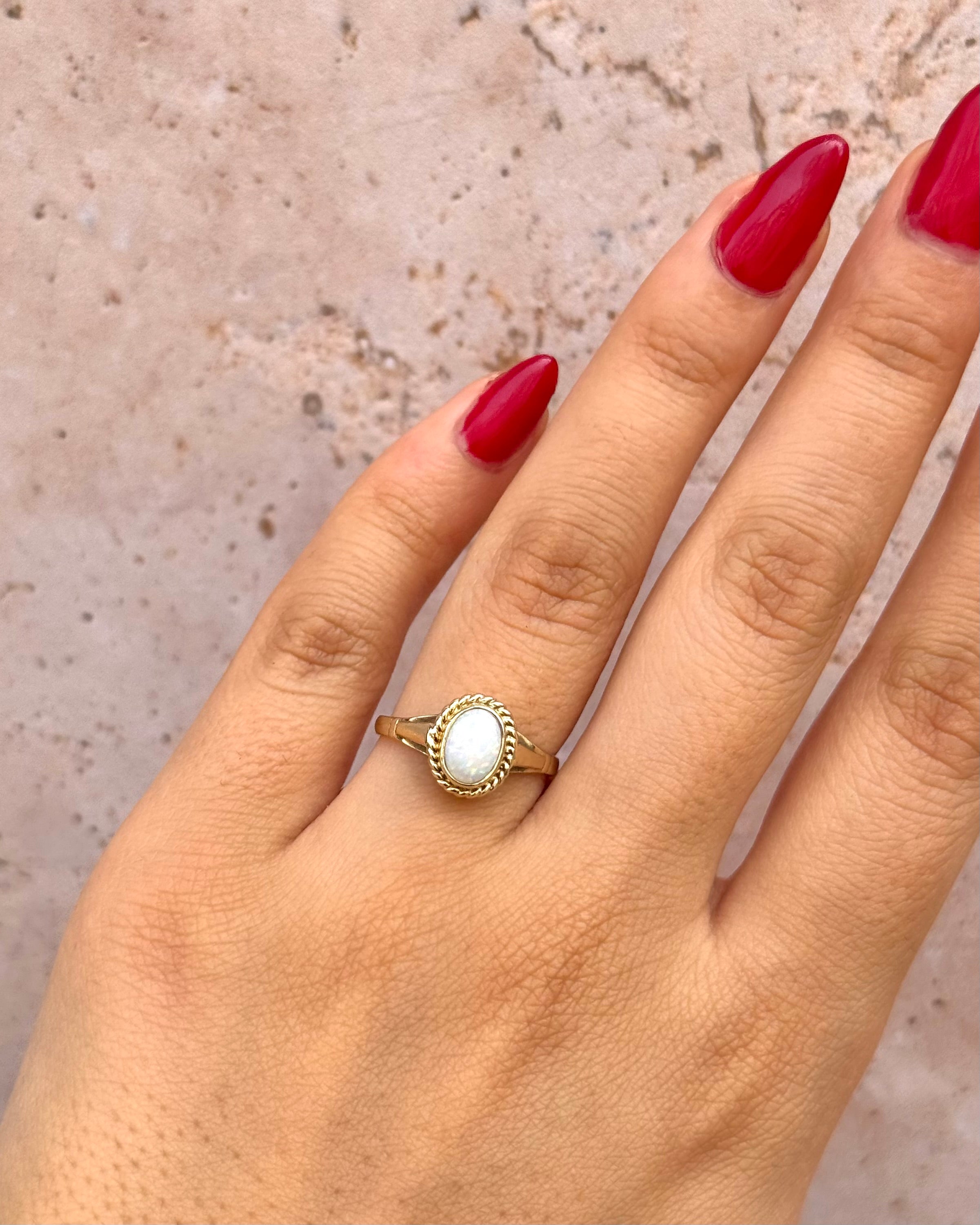 Anillo solitario de ópalo 0,50 quilates "Aurélia"