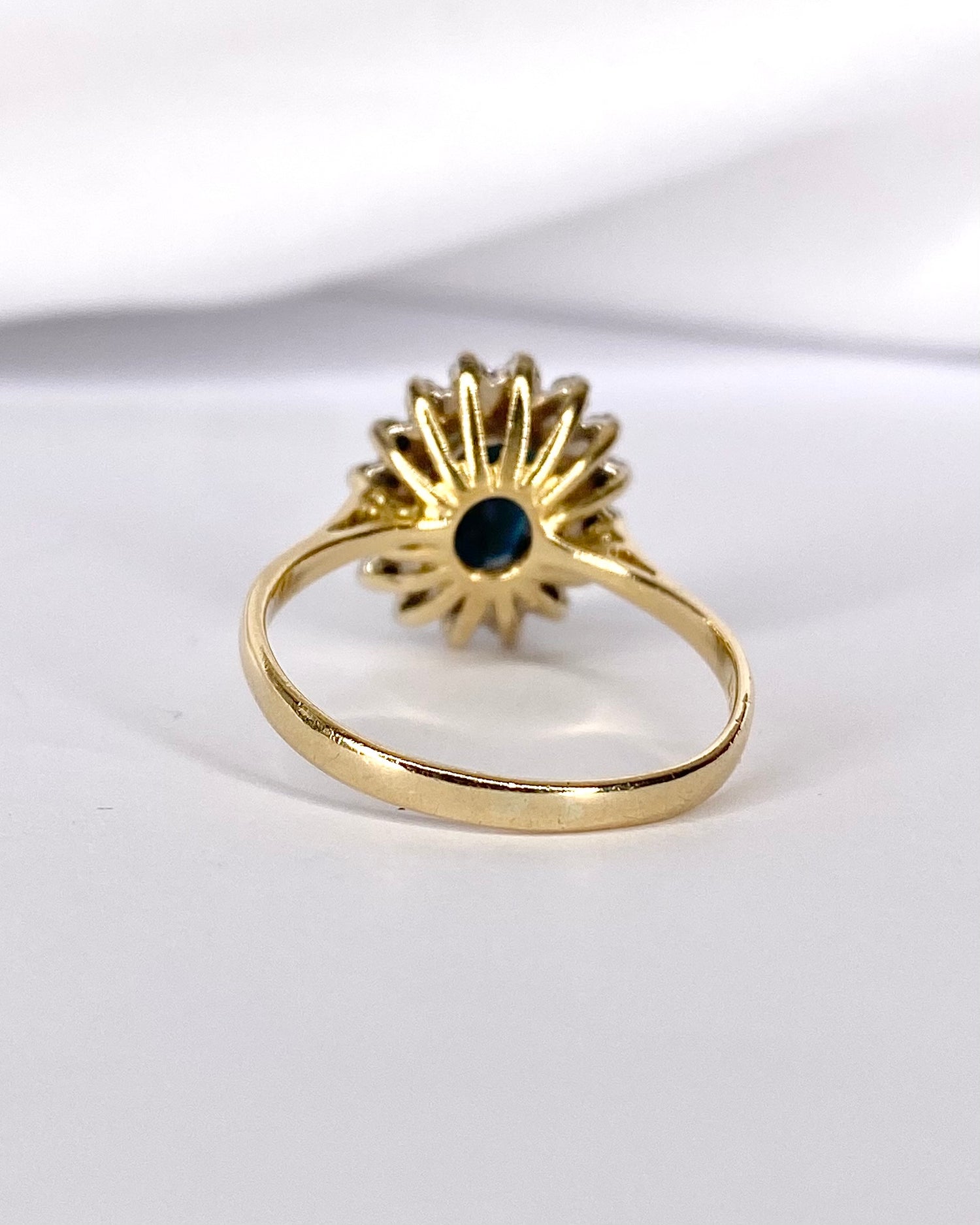 Bague Marguerite Saphir 2 carats &amp; 16 Diamants "Ariella"