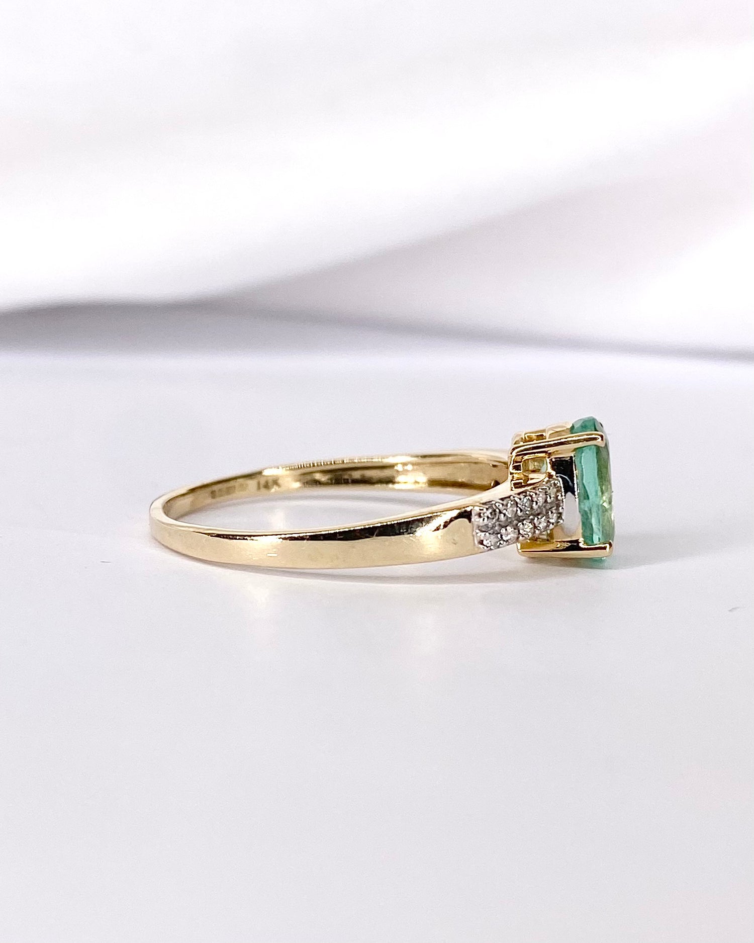 Bague Solitaire Émeraude 1.30 carat &amp; Diamants "Anaëlle"