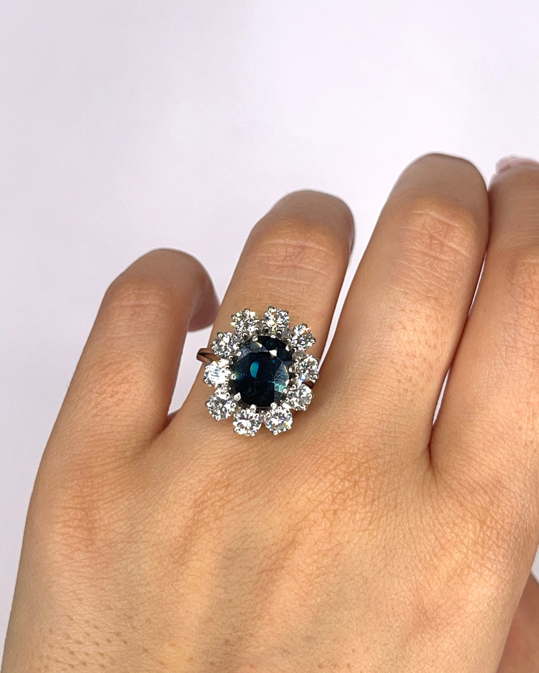 Bague Marguerite Saphir 3.10 carats, Diamants 2 carats &amp; Or 6.2g "Aurélia"