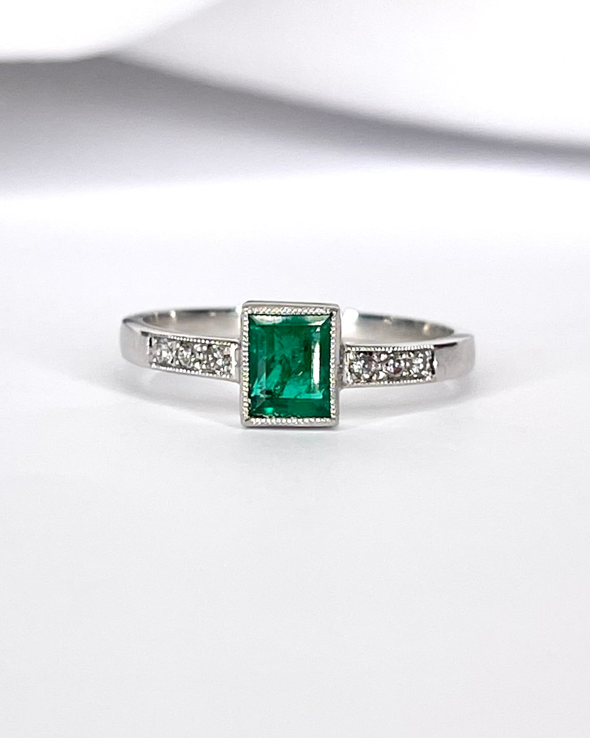 Bague Solitaire Émeraude 0.80 carat &amp; Diamants "Abigaël"