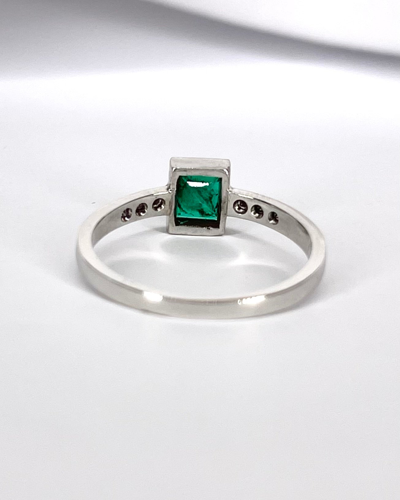 Bague Solitaire Émeraude 0.80 carat &amp; Diamants "Abigaël"