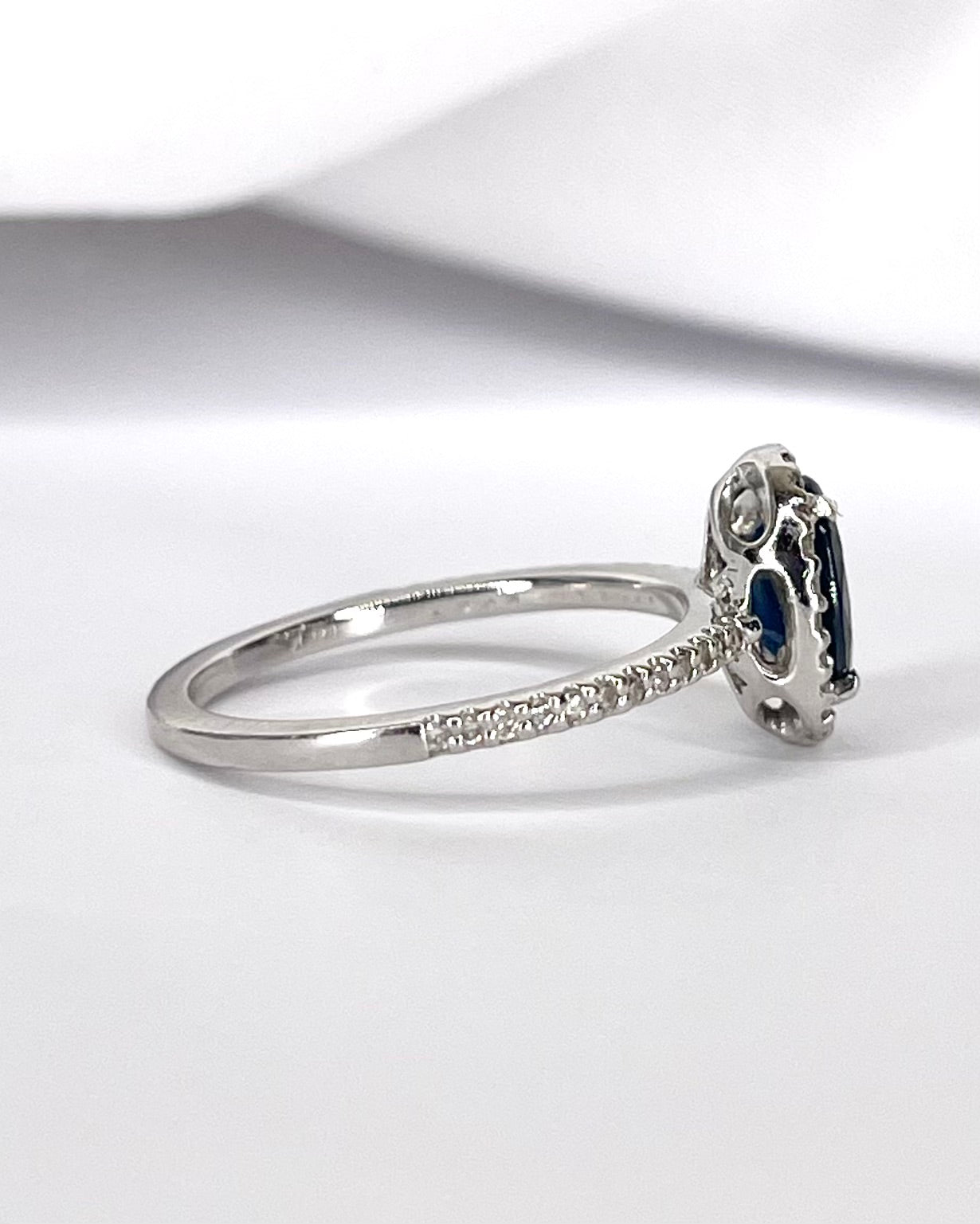 Bague Solitaire Saphir 1.70 carat &amp; Diamants 0.48 carat "Clothilde"