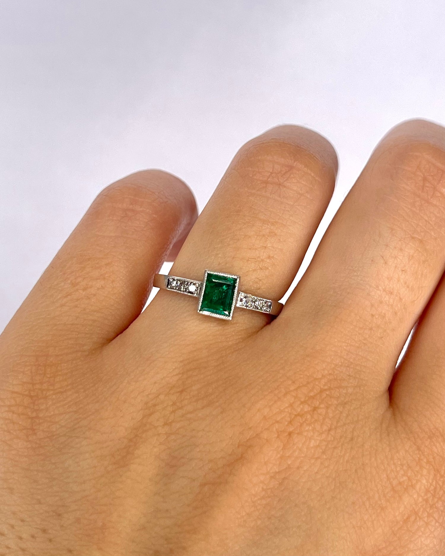 Bague Solitaire Émeraude 0.80 carat &amp; Diamants "Abigaël"