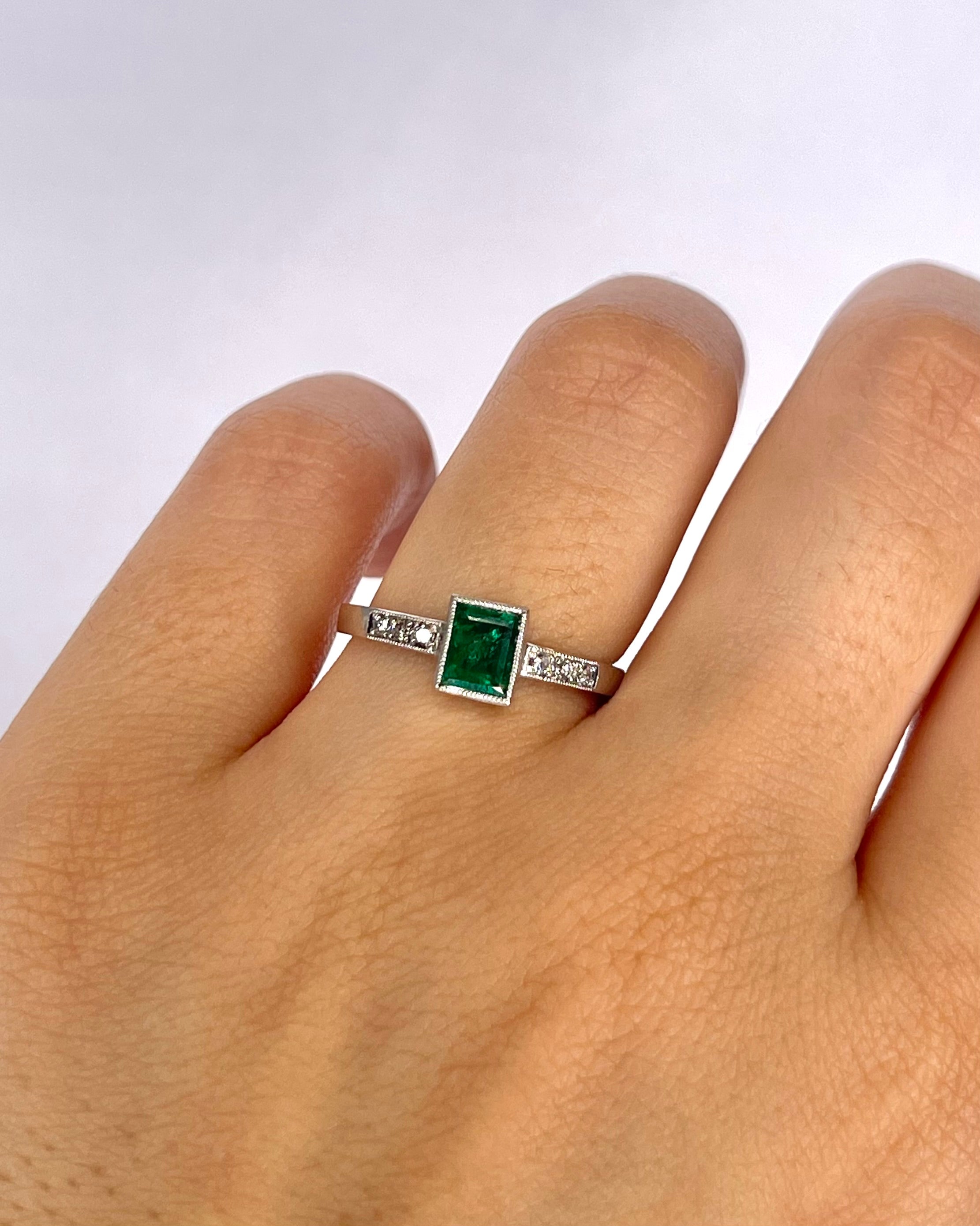 Bague Solitaire Émeraude 0.80 carat &amp; Diamants "Abigaël"