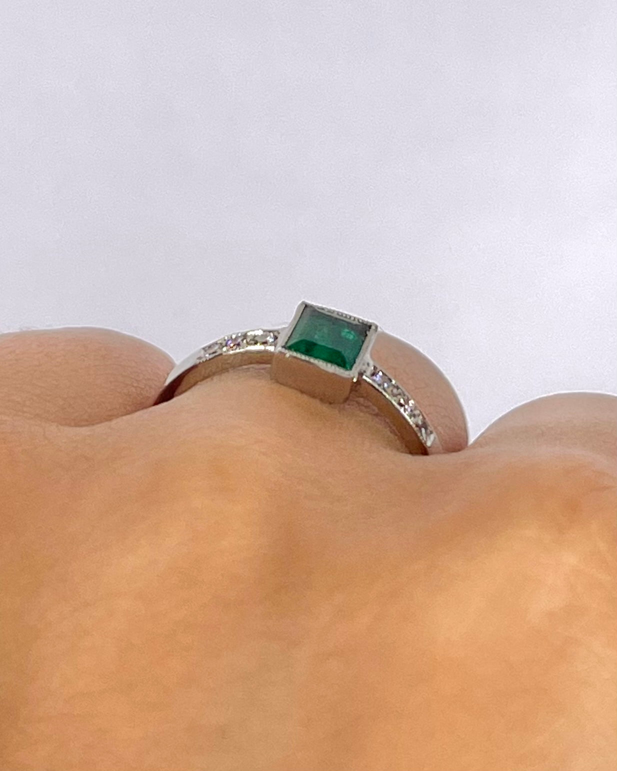 Bague Solitaire Émeraude 0.80 carat &amp; Diamants "Abigaël"