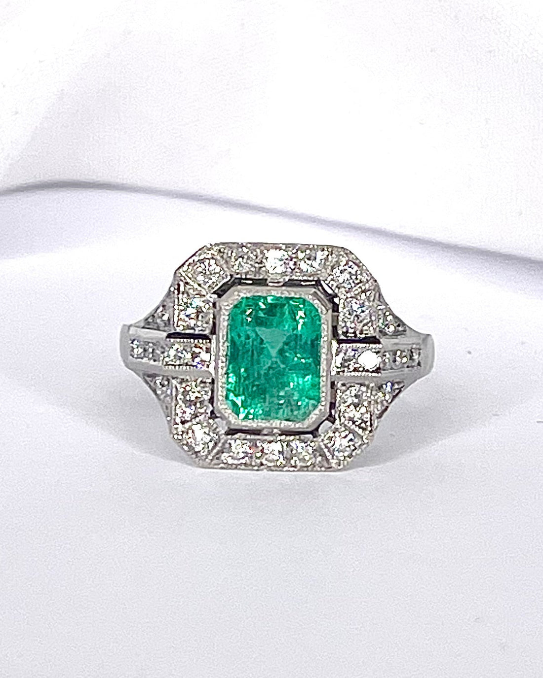Bague Style Art-Déco Émeraude 1.40 carat &amp; Diamants 0.56 carat "Chloé"