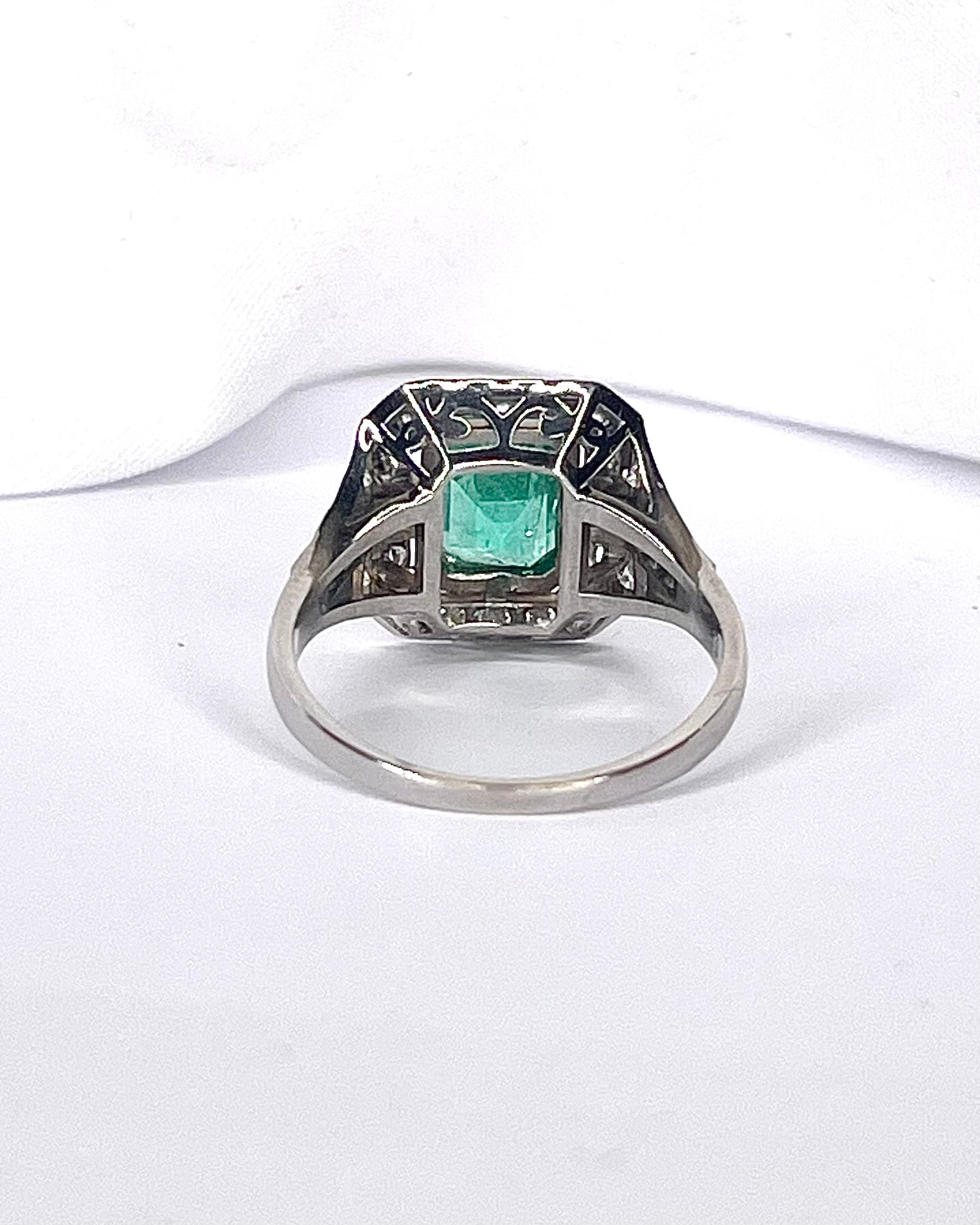 Bague Style Art-Déco Émeraude 1.40 carat &amp; Diamants 0.56 carat "Chloé"