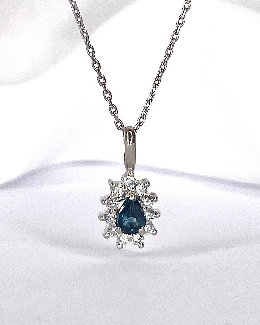 Pendentif Marguerite Saphir &amp; Diamants "Anita"