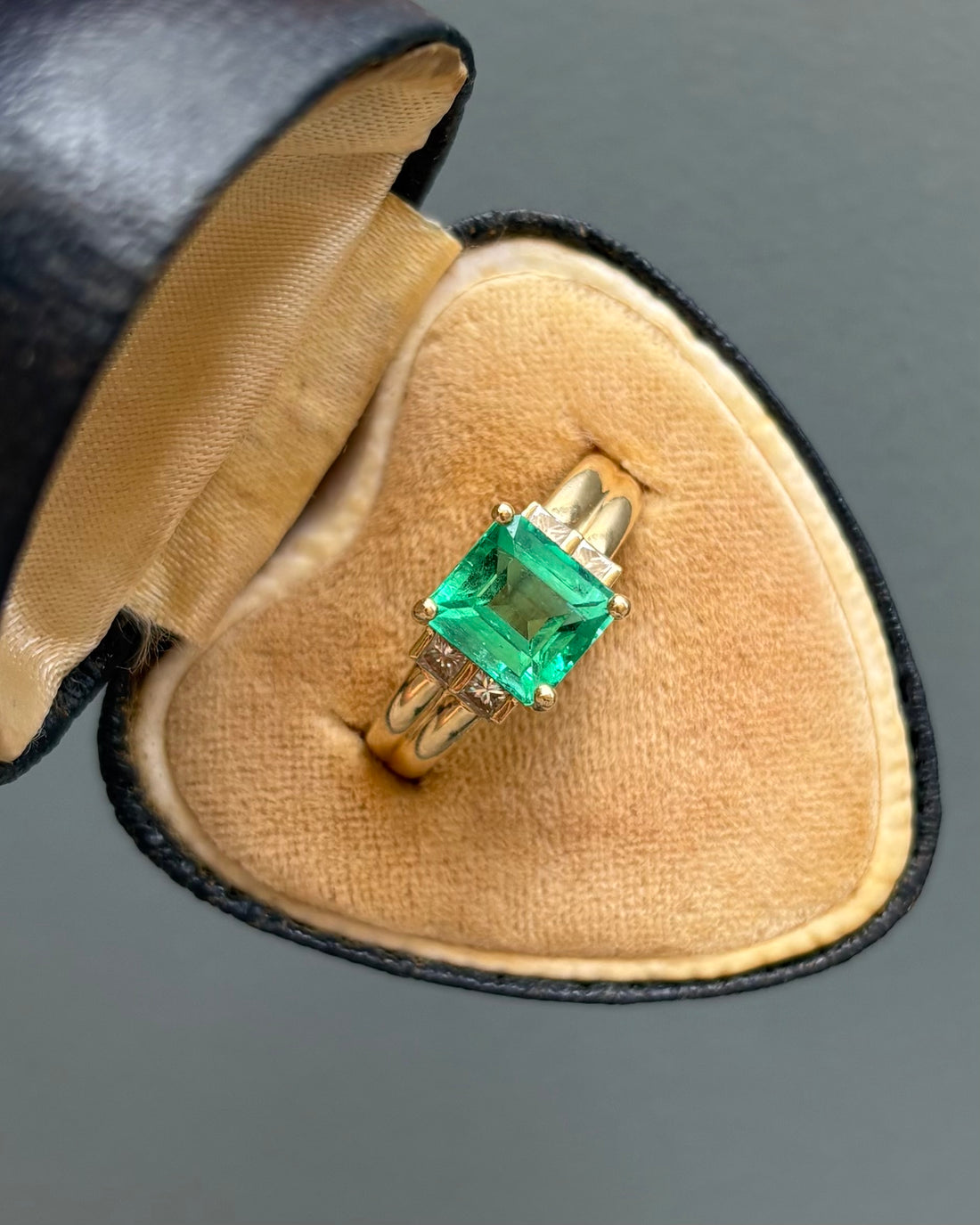 Bague Trilogie Émeraude 2.80 carats &amp; Diamants &quot;Lola&quot;