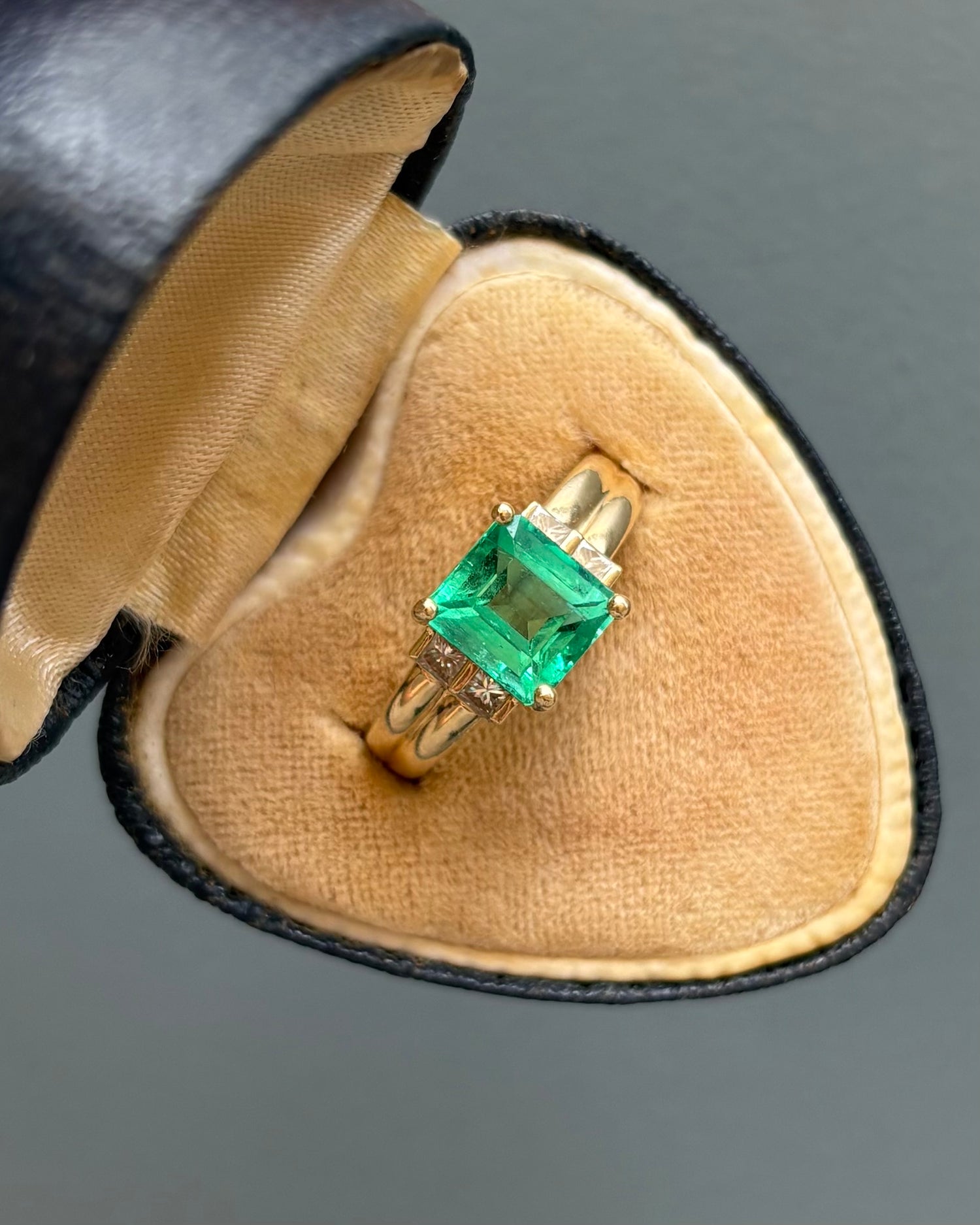 Bague Trilogie Émeraude 2.80 carats &amp; Diamants &quot;Lola&quot;