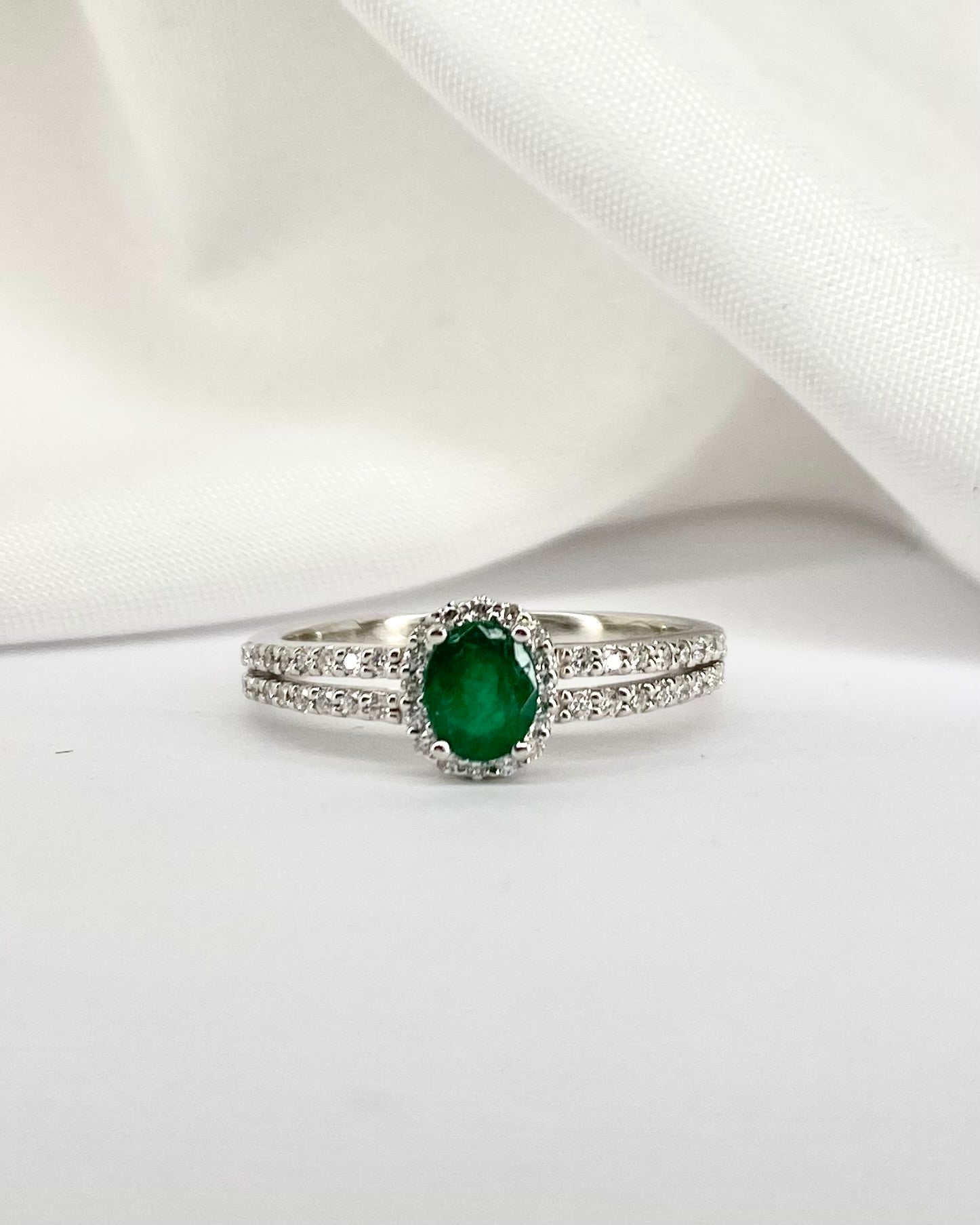 Bague Marguerite Émeraude 0.40 carat &amp; 48 Diamants "Zita" - Elliade Paris