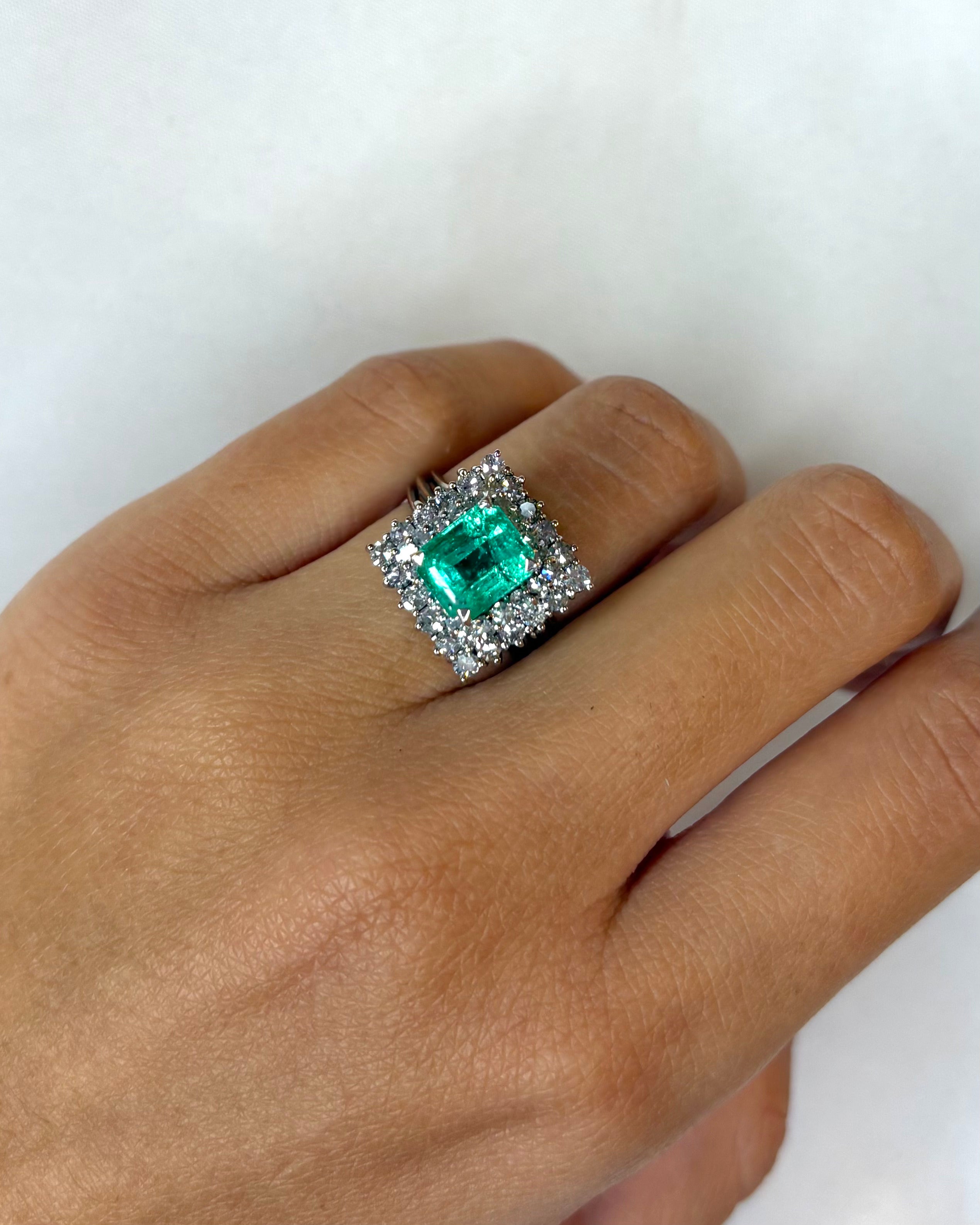 Bague Marguerite Émeraude 2.80 carats &amp; Diamants 0.80 carat &quot;Sixtine&quot;