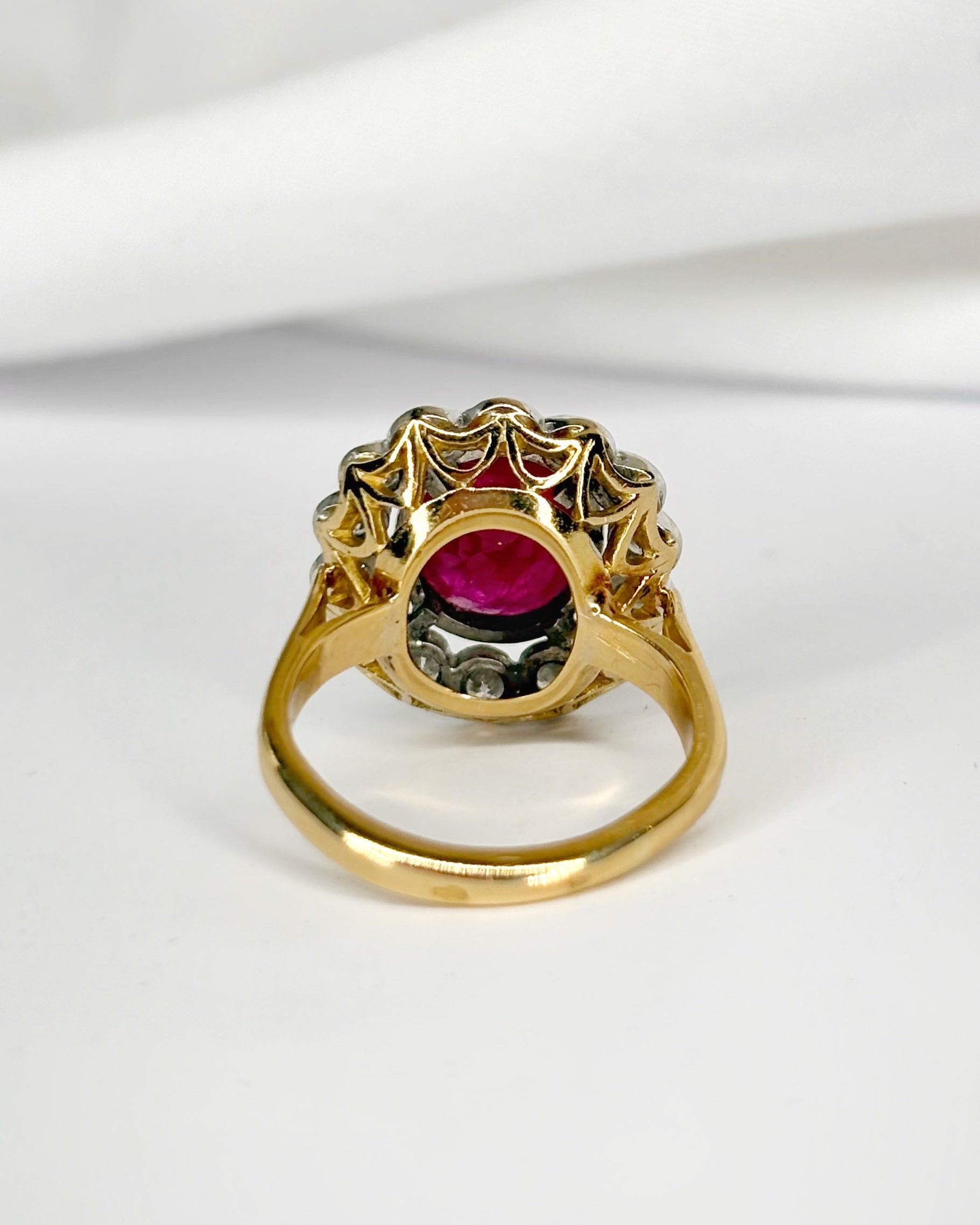 Anillo Marguerite Rubí 2.55 quilates y Diamantes 0.56 quilates "Rosie"