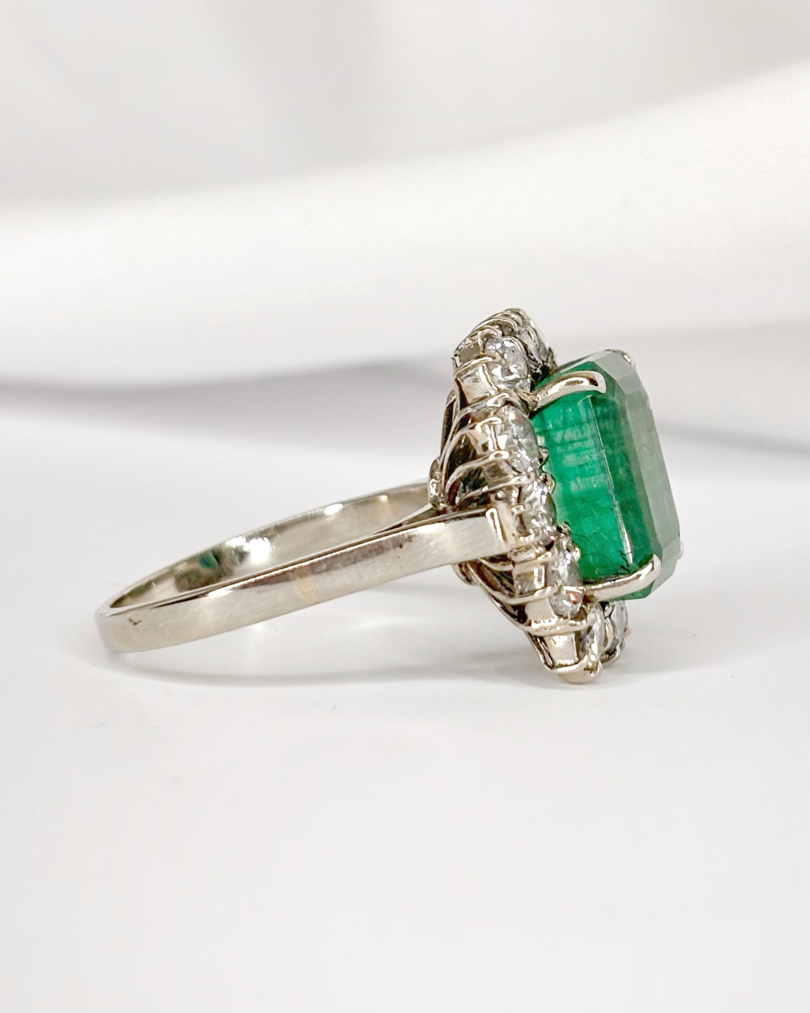 Anillo Margarita Esmeralda 3.35 quilates y Diamantes 0.84 quilates "Amandine"