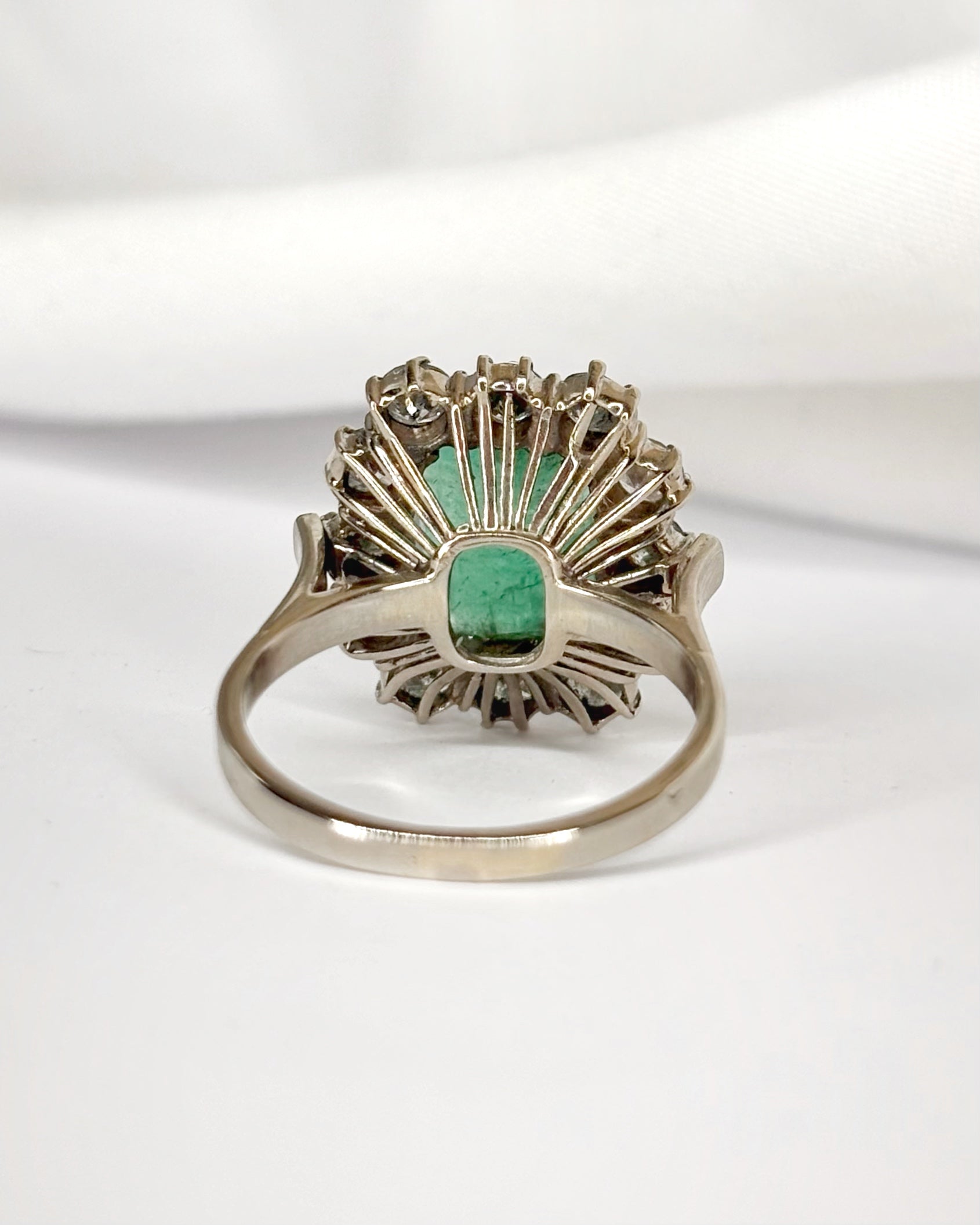 Anillo Margarita Esmeralda 3.35 quilates y Diamantes 0.84 quilates "Amandine"