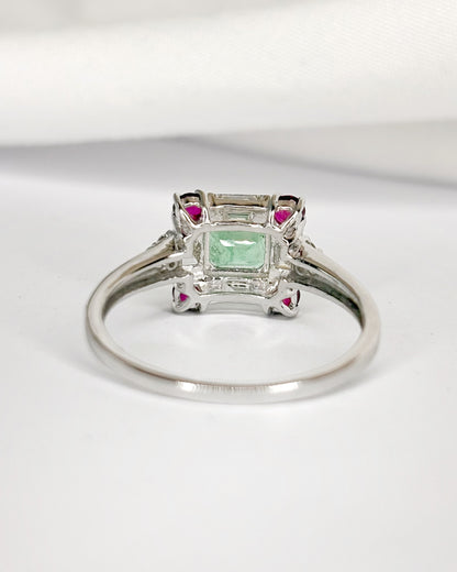 Anillo Marguerite Esmeralda 0,62 quilates, Rubí 0,35 quilates y Diamantes 0,43 quilates "Erika"