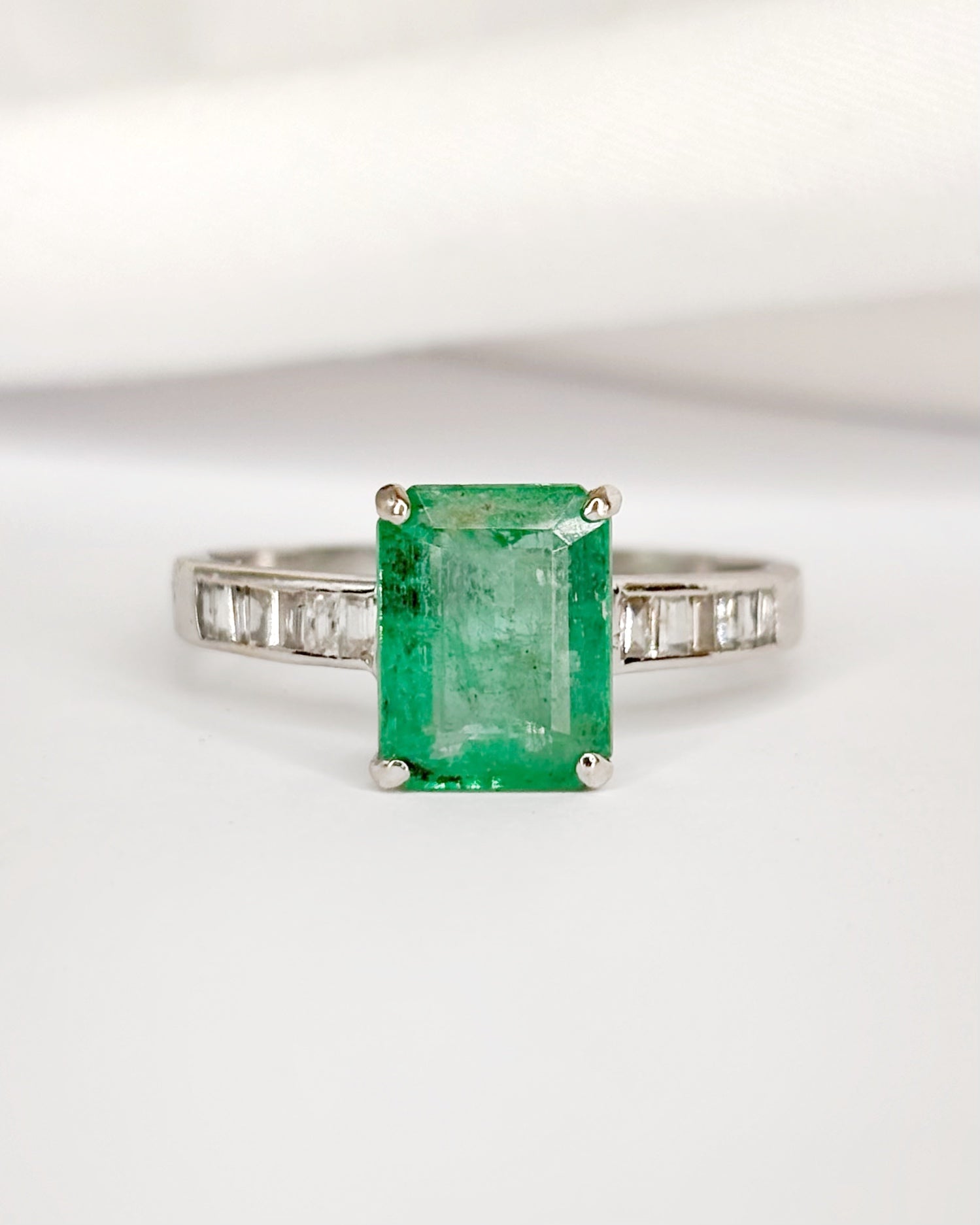 Bague Solitaire Émeraude 2.13 carats &amp; Diamants 0.26 carat "Eléanore"