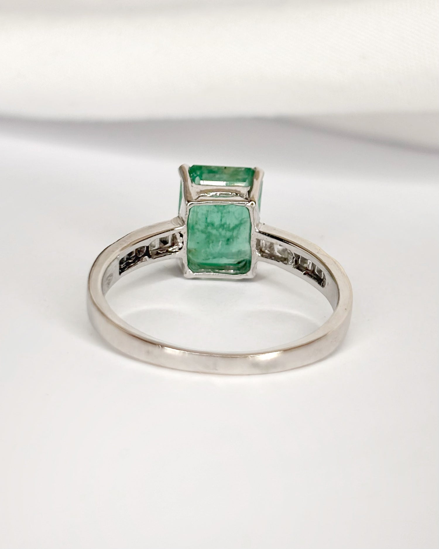 Bague Solitaire Émeraude 2.13 carats &amp; Diamants 0.26 carat "Eléanore"