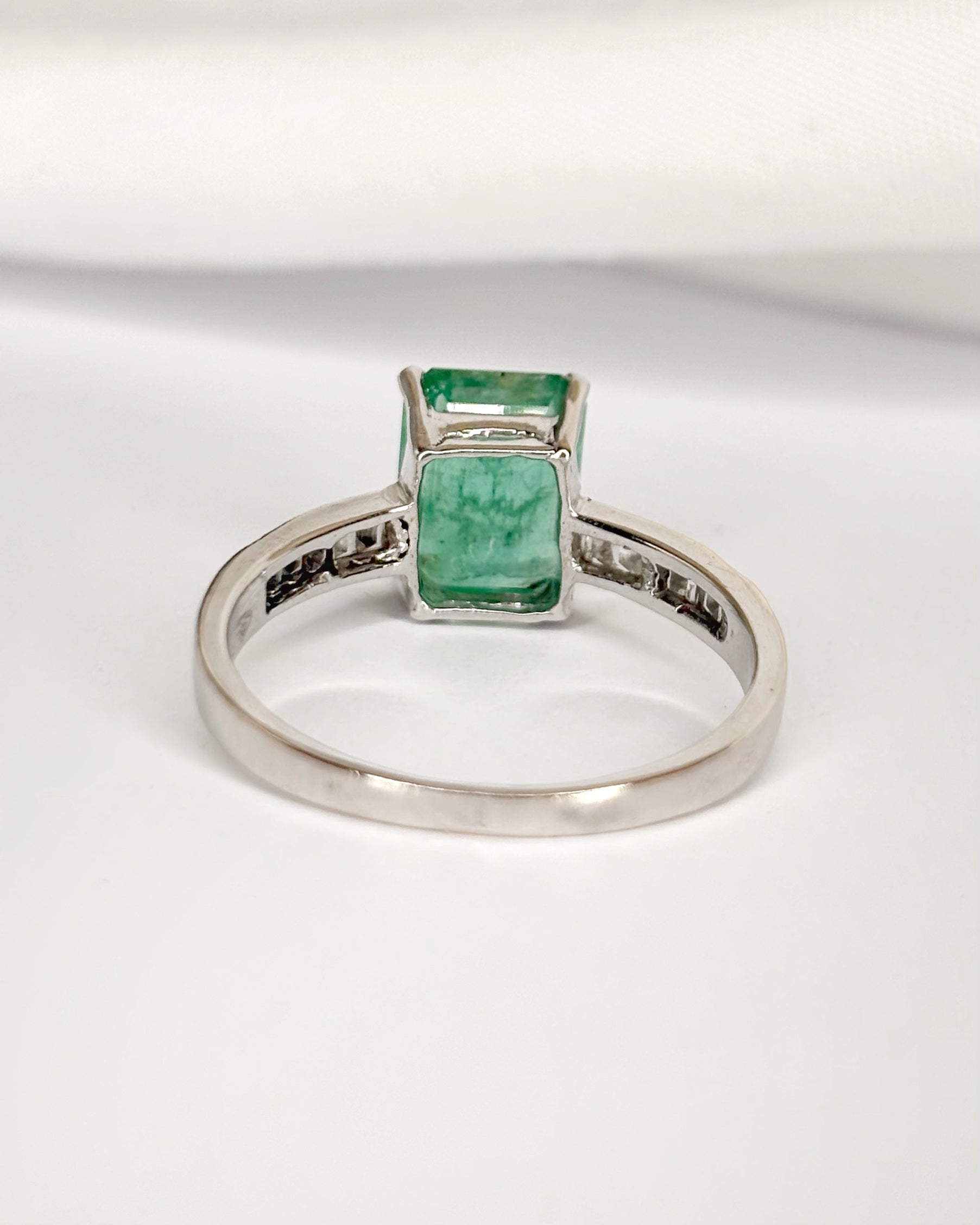 Bague Solitaire Émeraude 2.13 carats &amp; Diamants 0.26 carat "Eléanore"